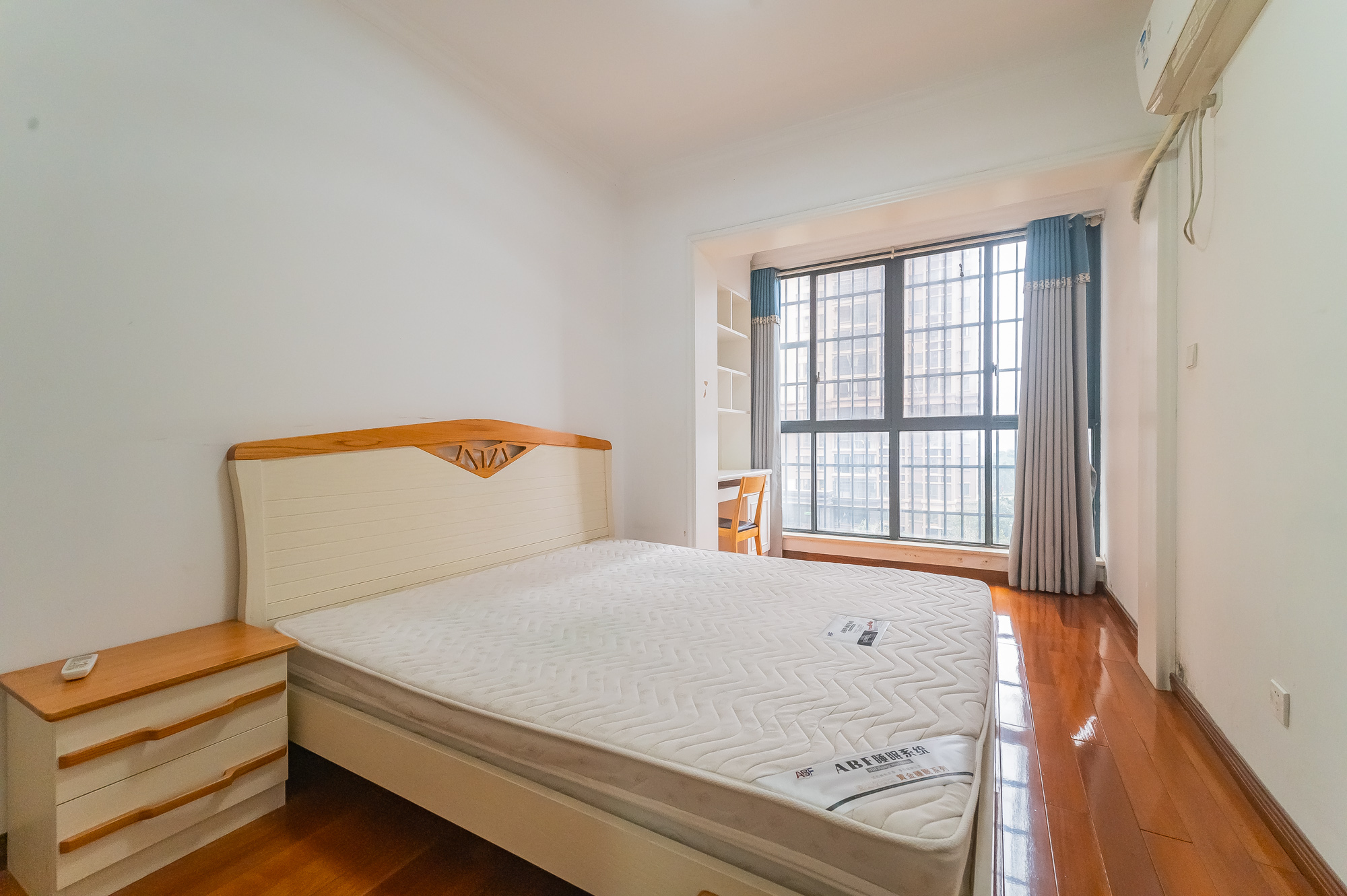 深业睿城 5室2厅2卫 125.8万 深业睿城 5室2厅2卫 125.8万卧室