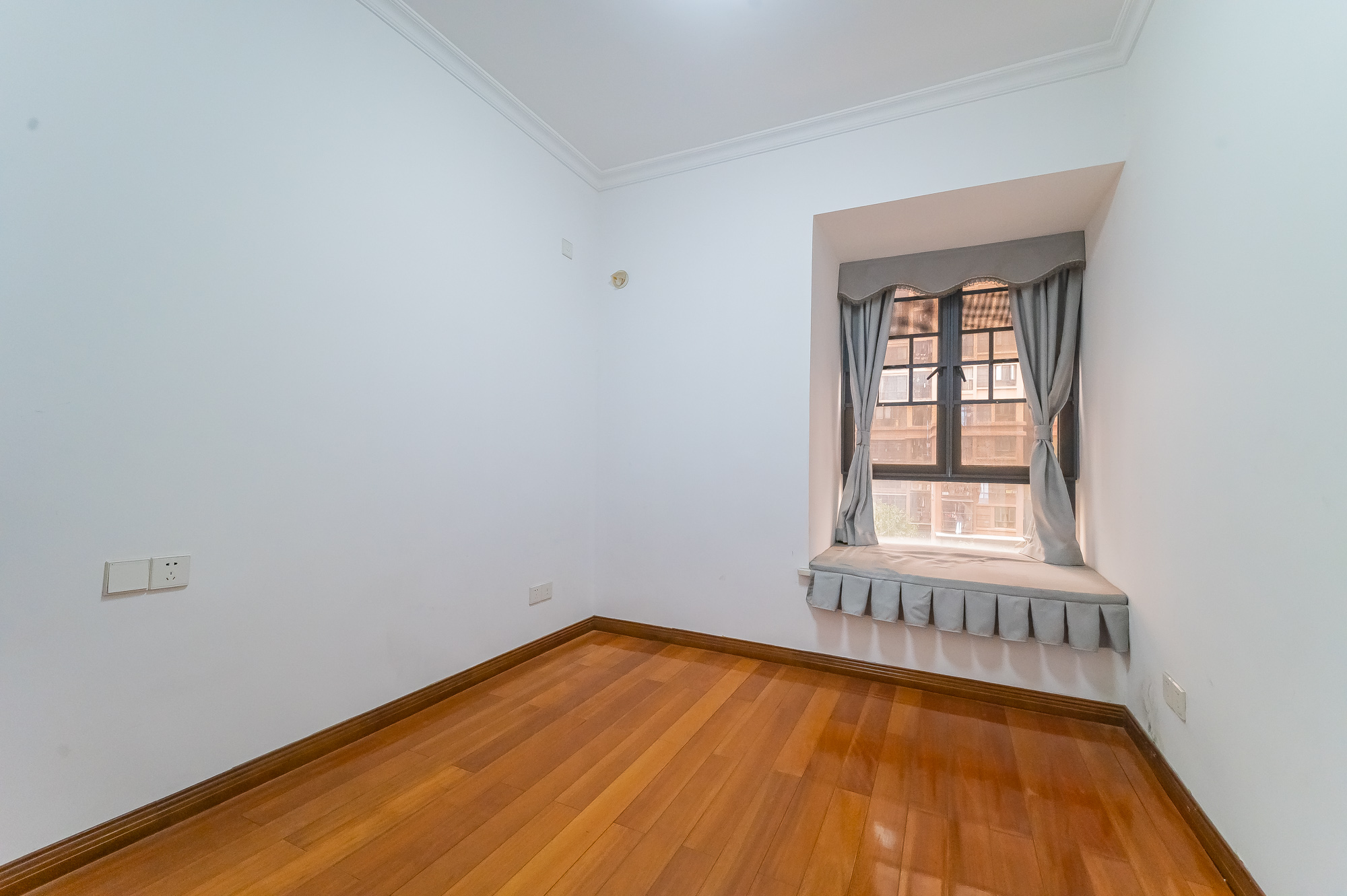 深业睿城 5室2厅2卫 125.8万 深业睿城 5室2厅2卫 125.8万卧室