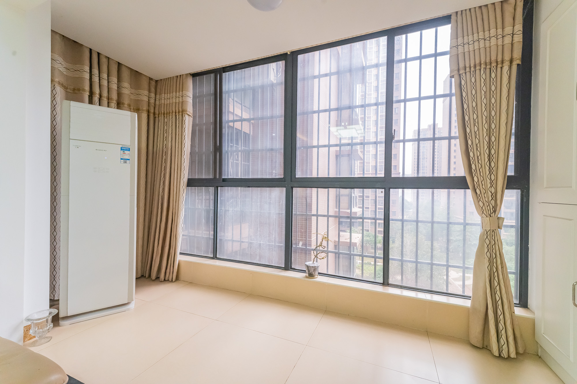 深业睿城 5室2厅2卫 125.8万 深业睿城 5室2厅2卫 125.8万阳台