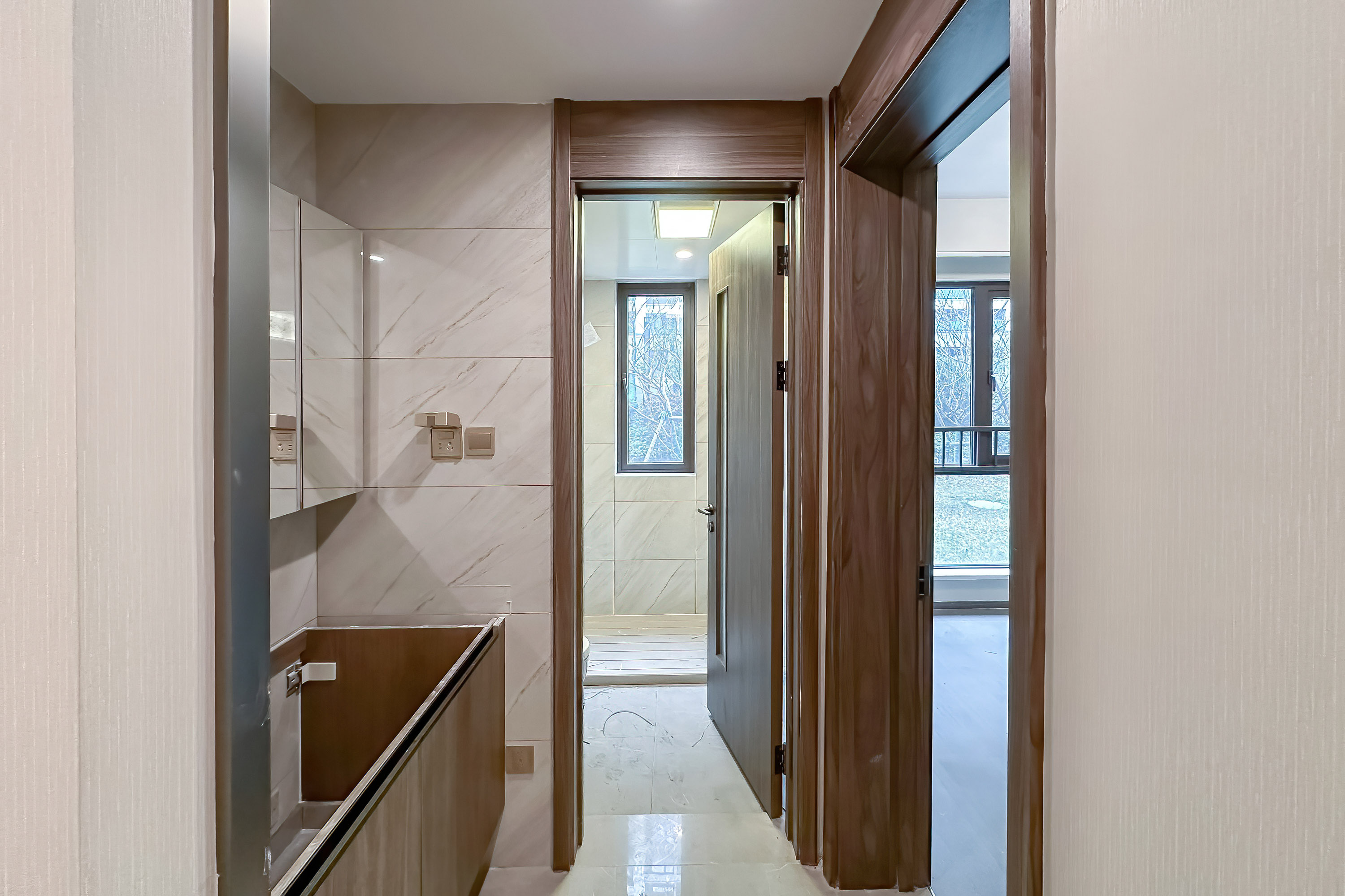 龙湖江与城 4室2厅2卫 135.0万 龙湖江与城 4室2厅2卫 135.0万卫生间