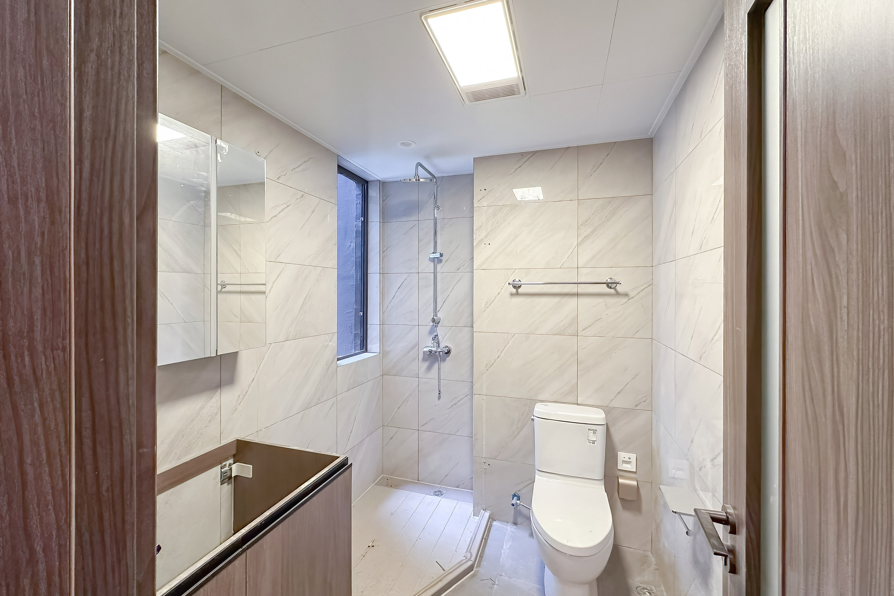 龙湖江与城 4室2厅2卫 135.0万 龙湖江与城 4室2厅2卫 135.0万卫生间