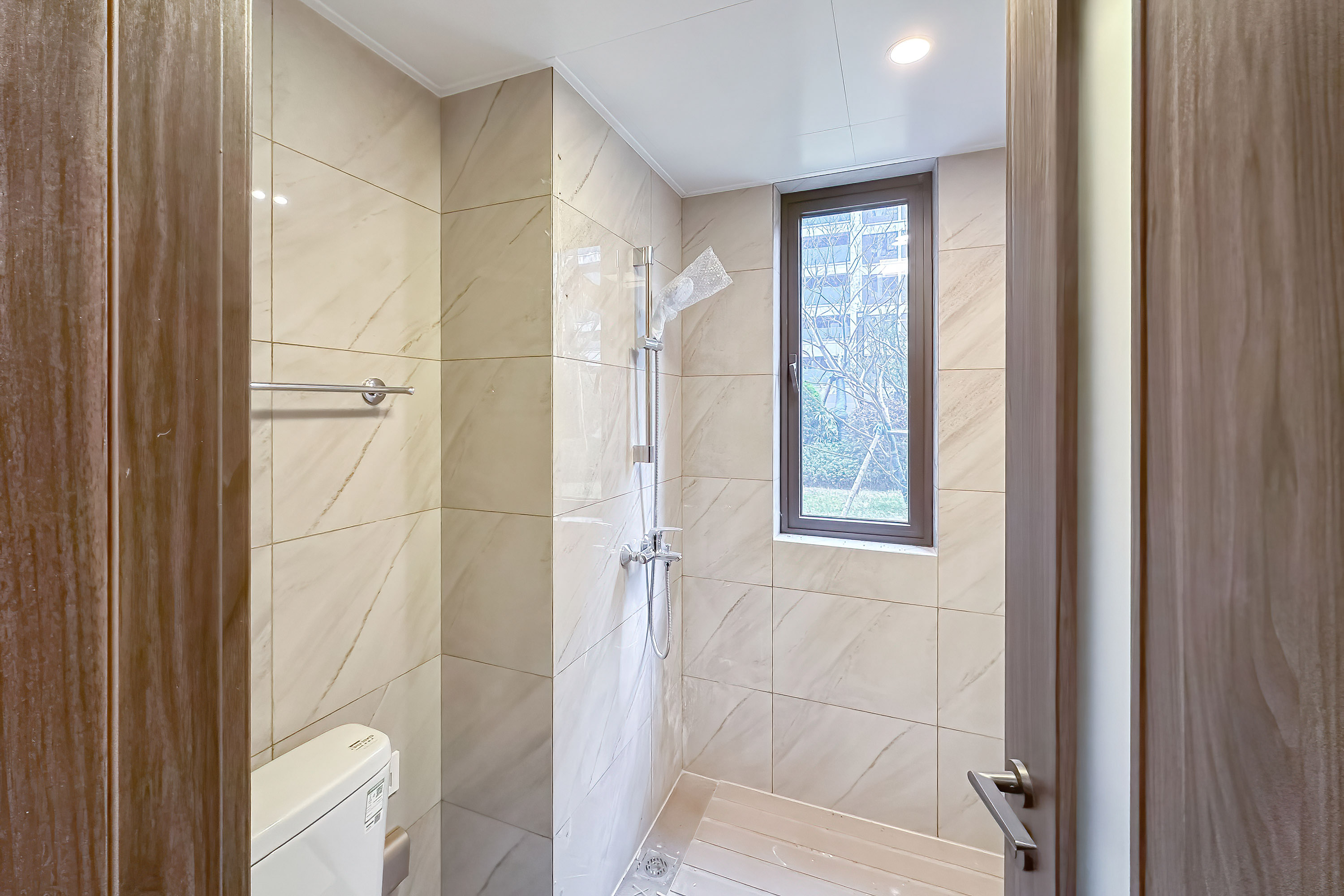 龙湖江与城 4室2厅2卫 135.0万 龙湖江与城 4室2厅2卫 135.0万卫生间