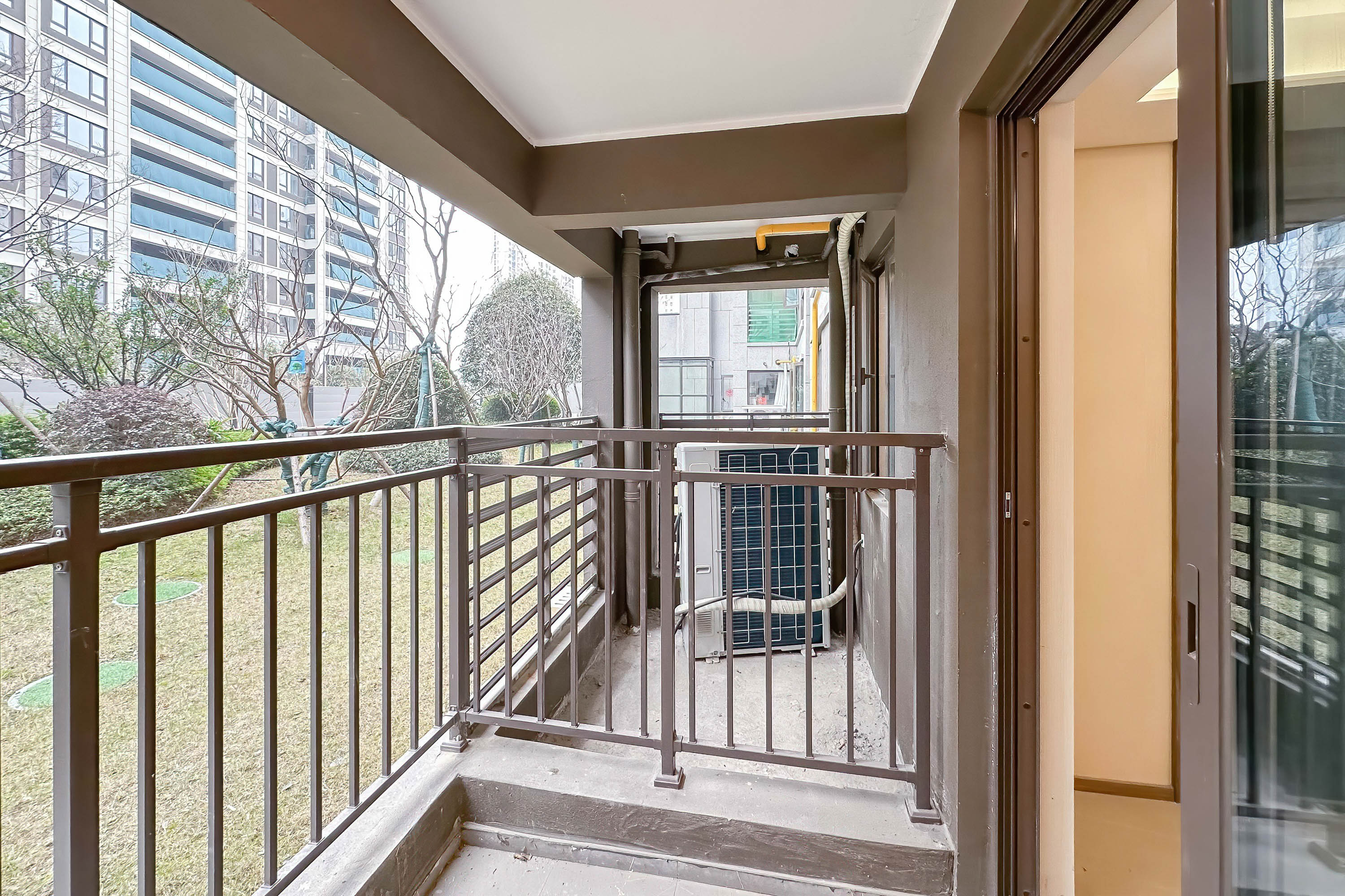 龙湖江与城 4室2厅2卫 135.0万 龙湖江与城 4室2厅2卫 135.0万阳台