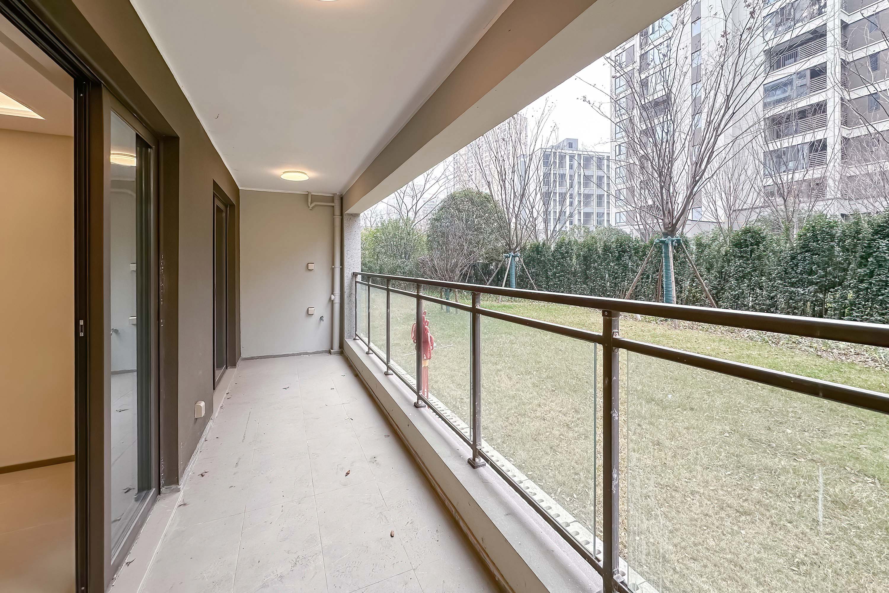 龙湖江与城 4室2厅2卫 135.0万 龙湖江与城 4室2厅2卫 135.0万阳台