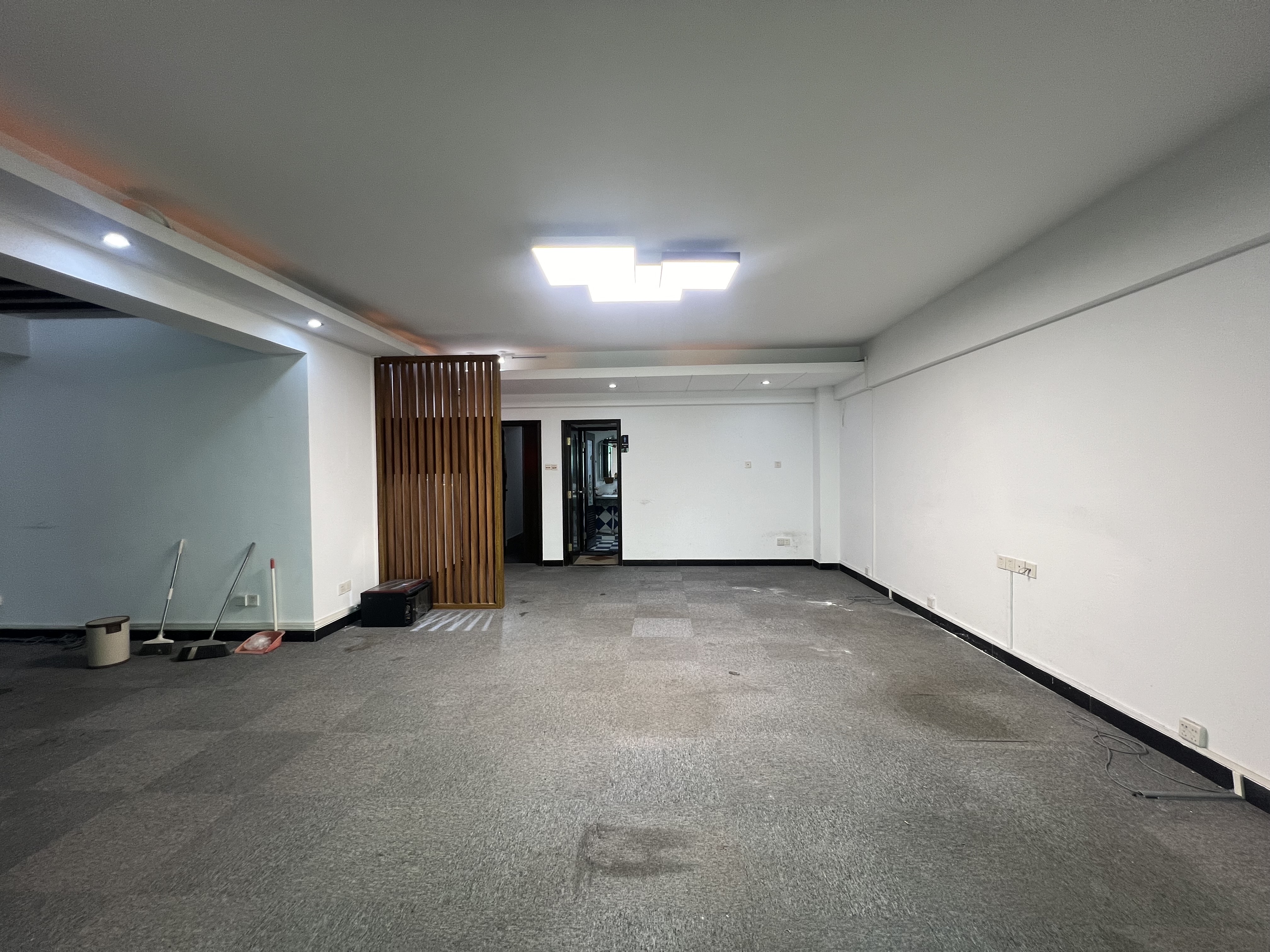 新达商务大厦 7室2厅1卫 5800.0元/月 新达商务大厦 7室2厅1卫 5800.0元/月室内图