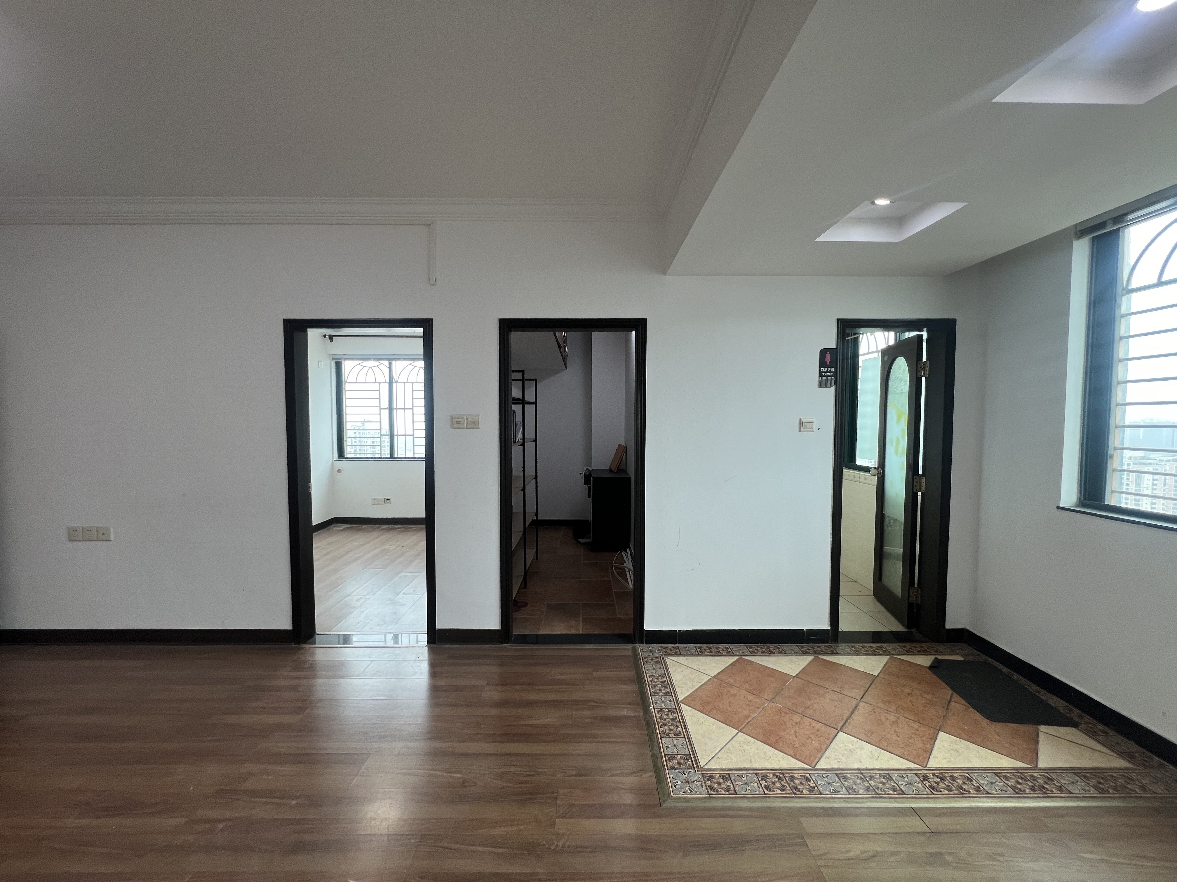 新达商务大厦 7室2厅1卫 5800.0元/月 新达商务大厦 7室2厅1卫 5800.0元/月室内图