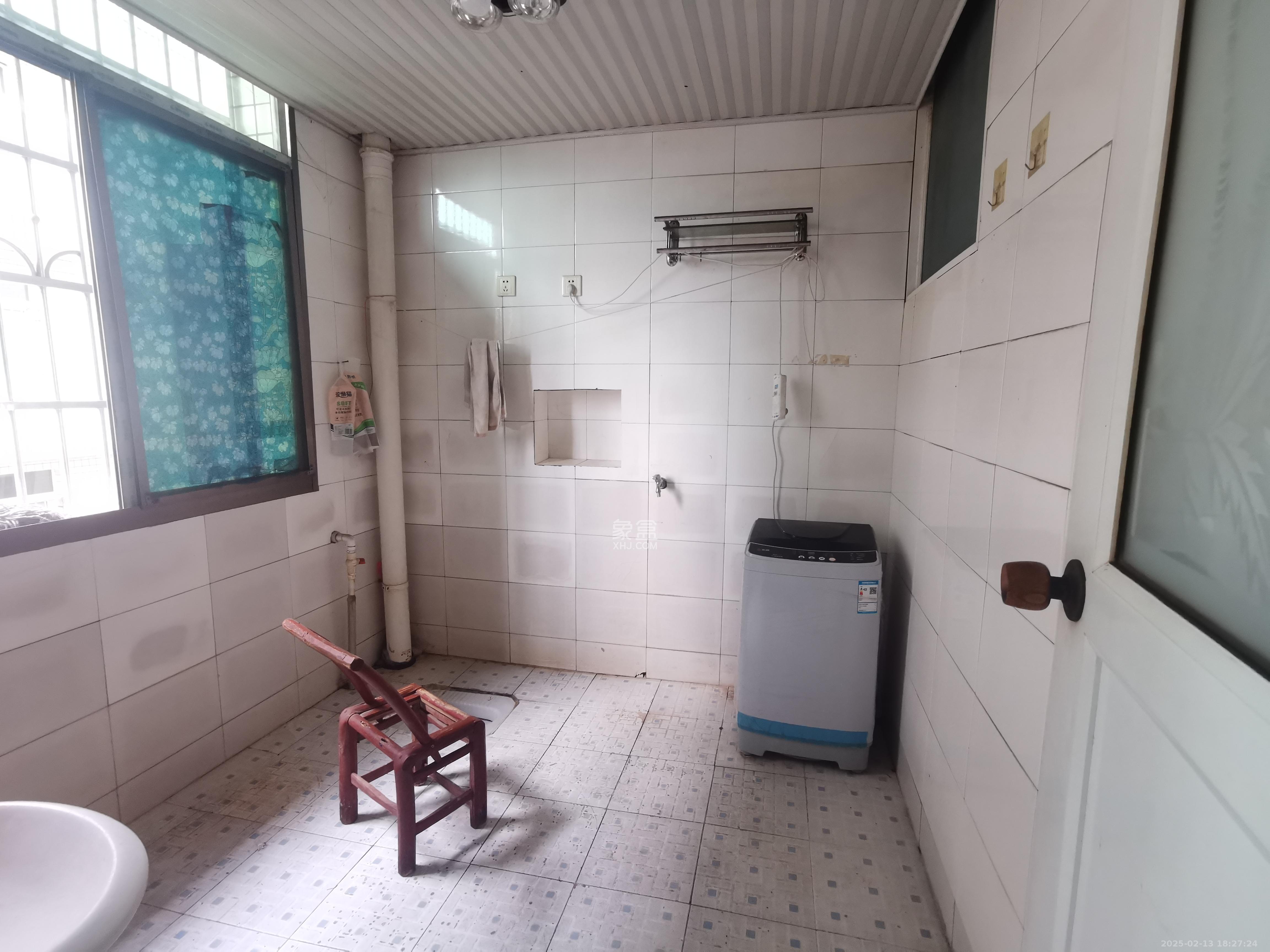 泉塘小区  3室2厅2卫   1400.00元/月室内图