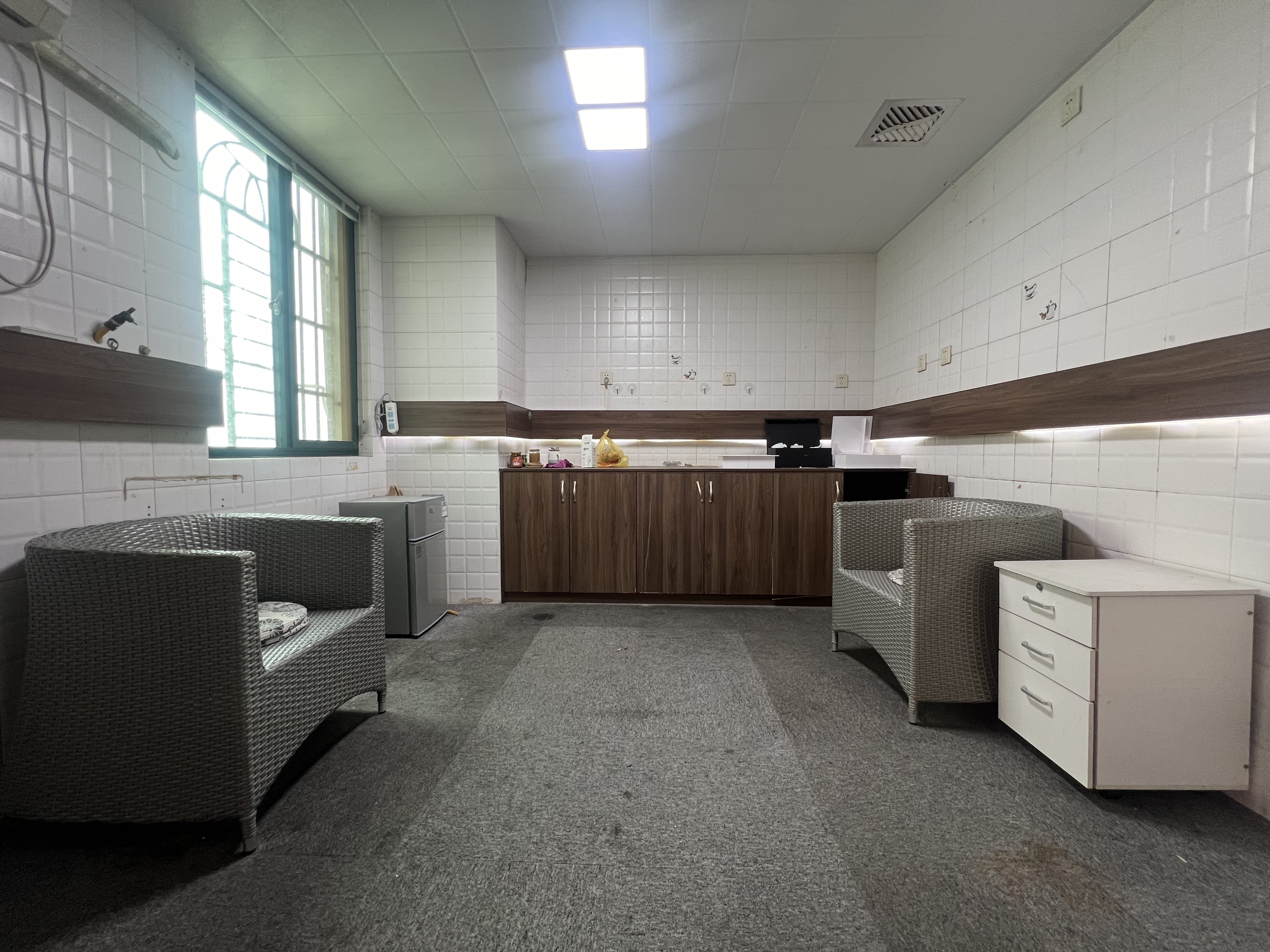 新达商务大厦 7室2厅1卫 5800.0元/月 新达商务大厦 7室2厅1卫 5800.0元/月室内图