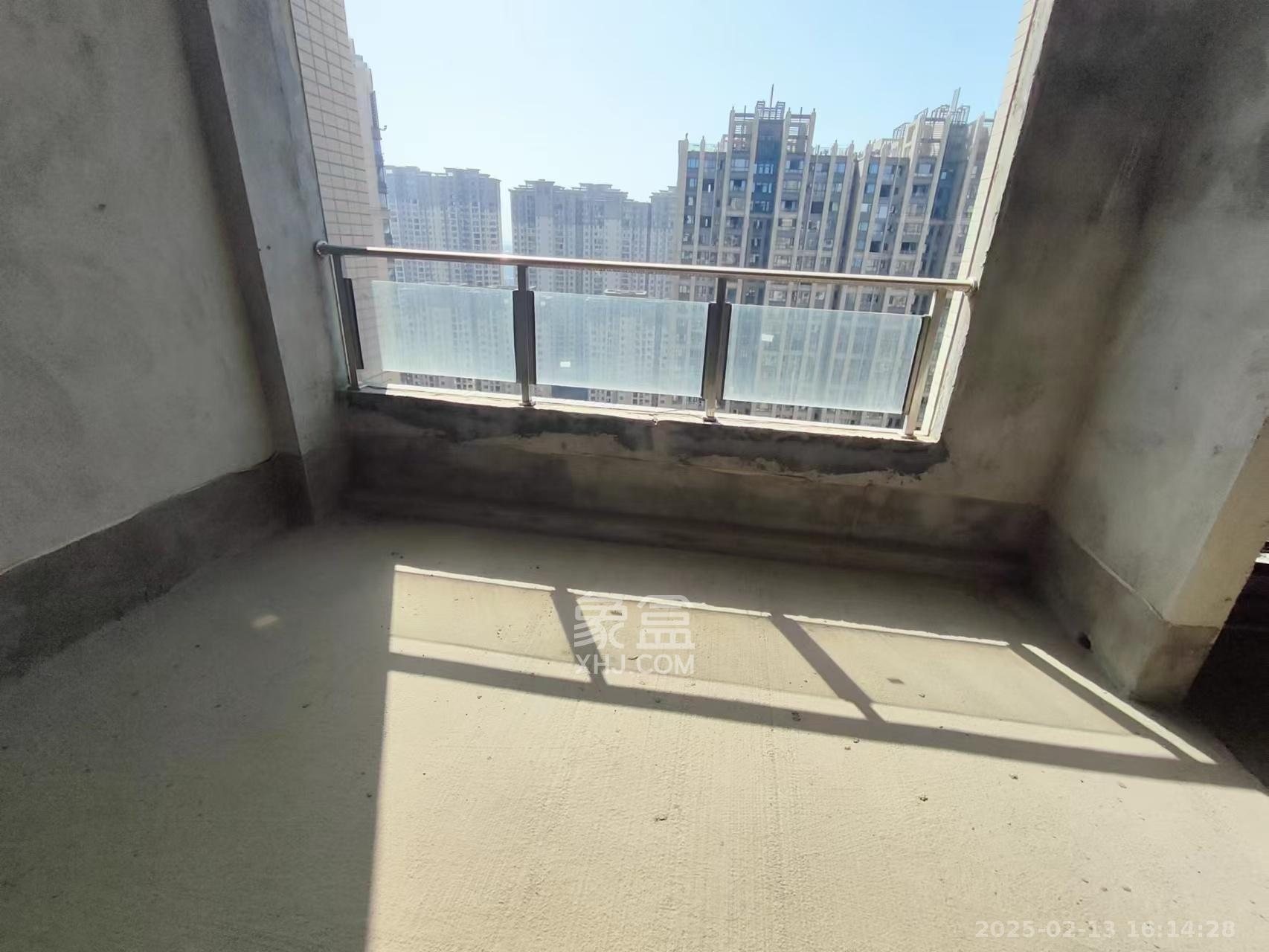 长房上层国际  3室2厅1卫   52.80万客厅