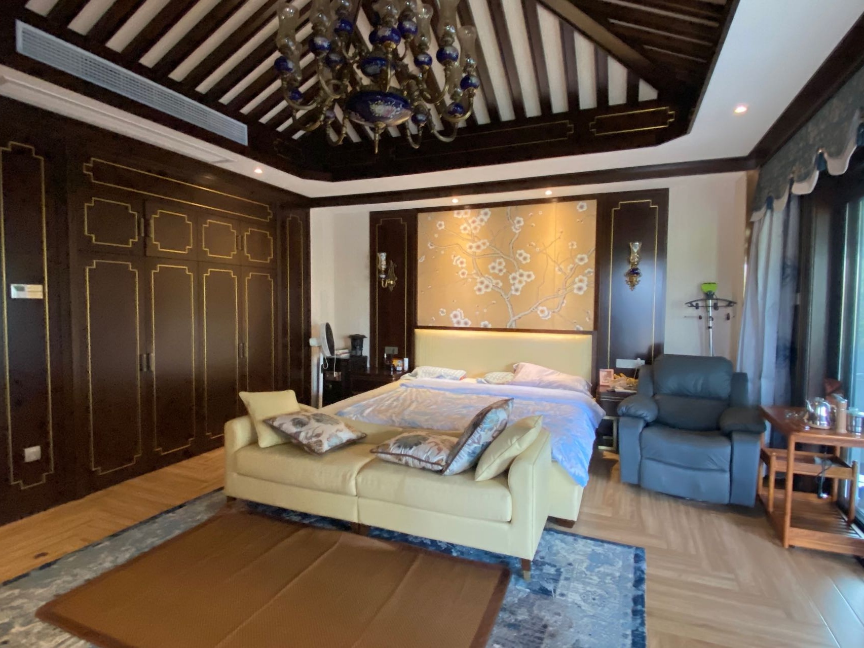 鸿洲江山 7室2厅4卫 2550.0万 鸿洲江山 7室2厅4卫 2550.0万客厅