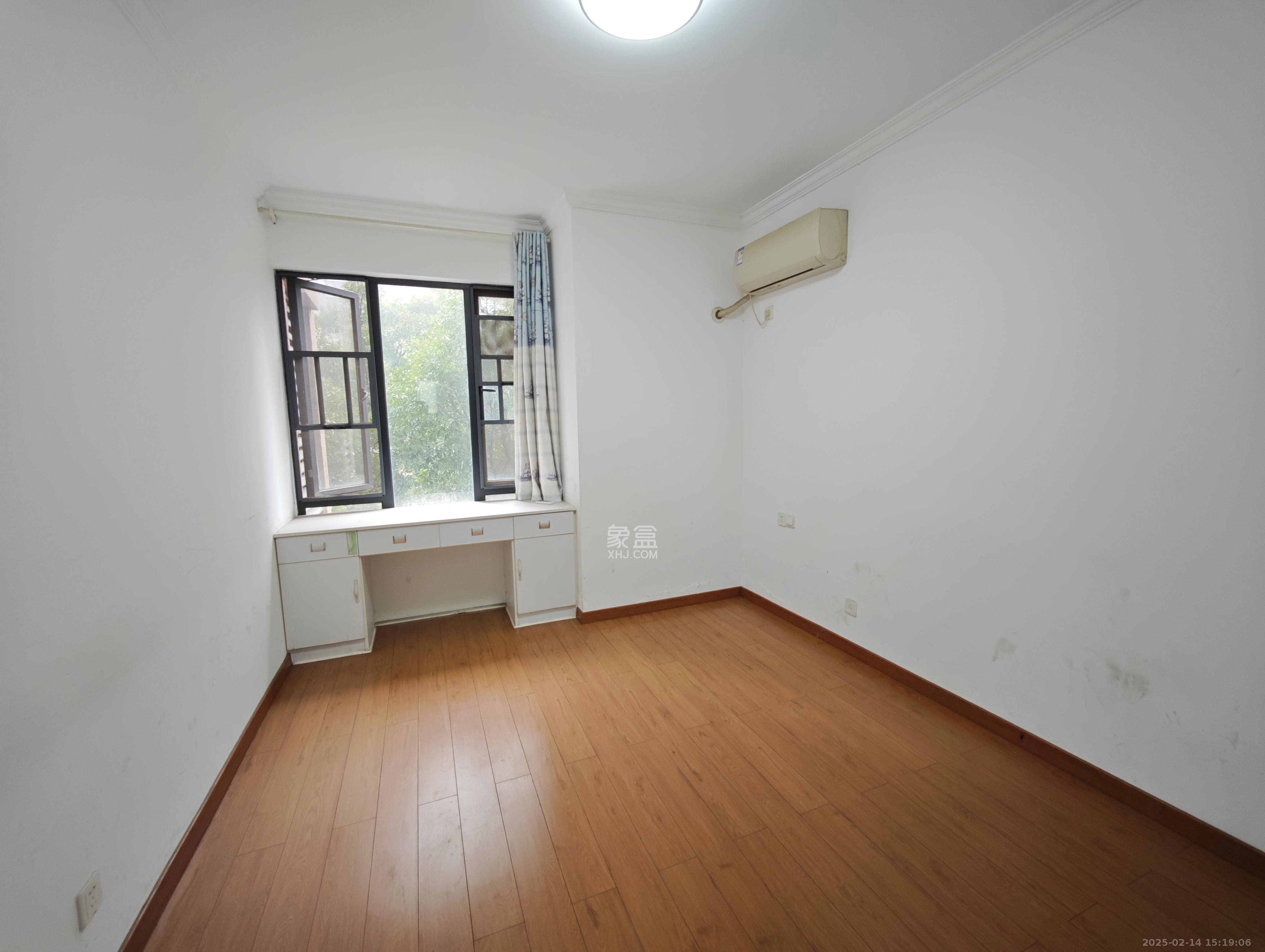 三一街区  4室2厅2卫   2000.00元/月室内图