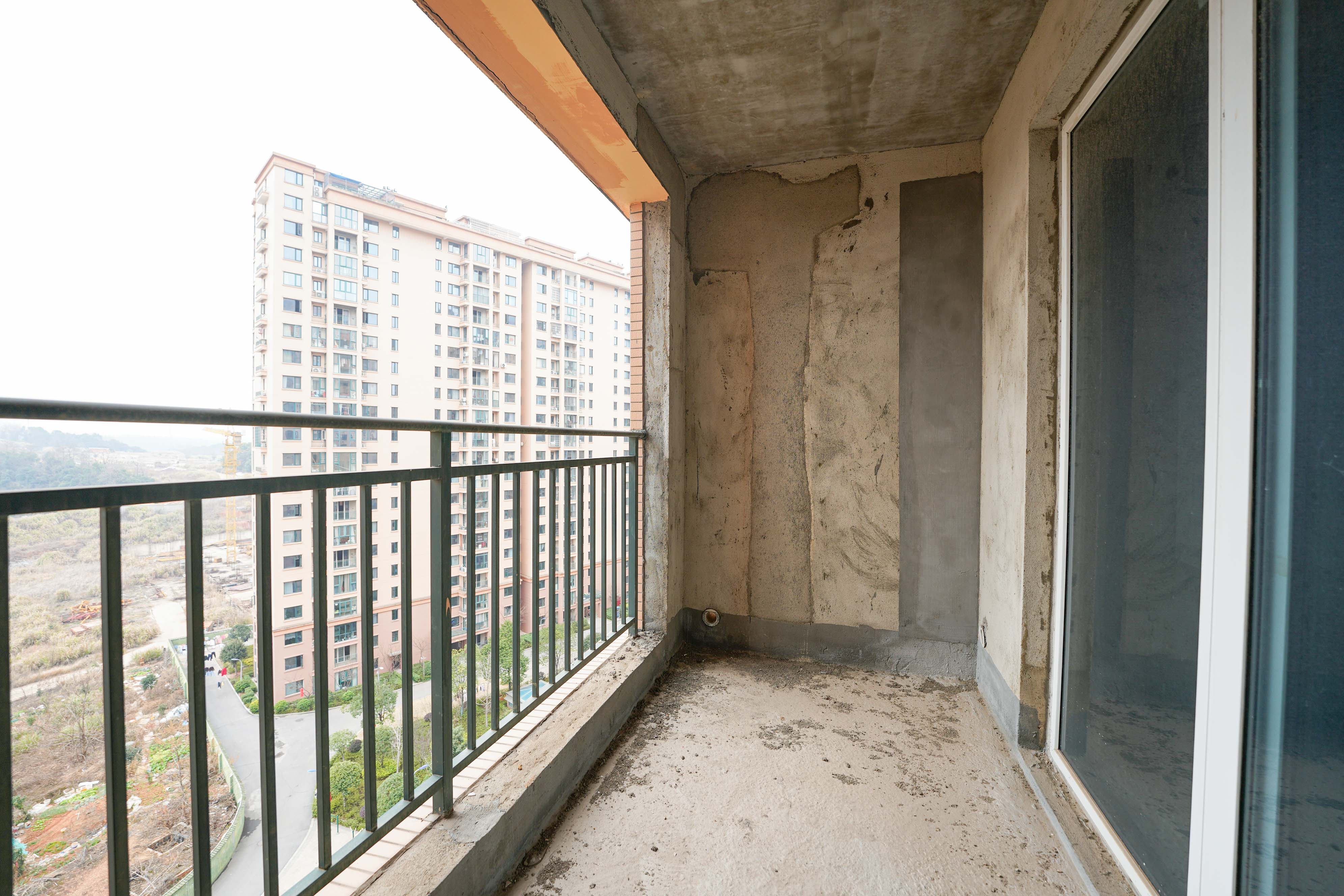 丽发新城  3室2厅2卫   85.80万阳台