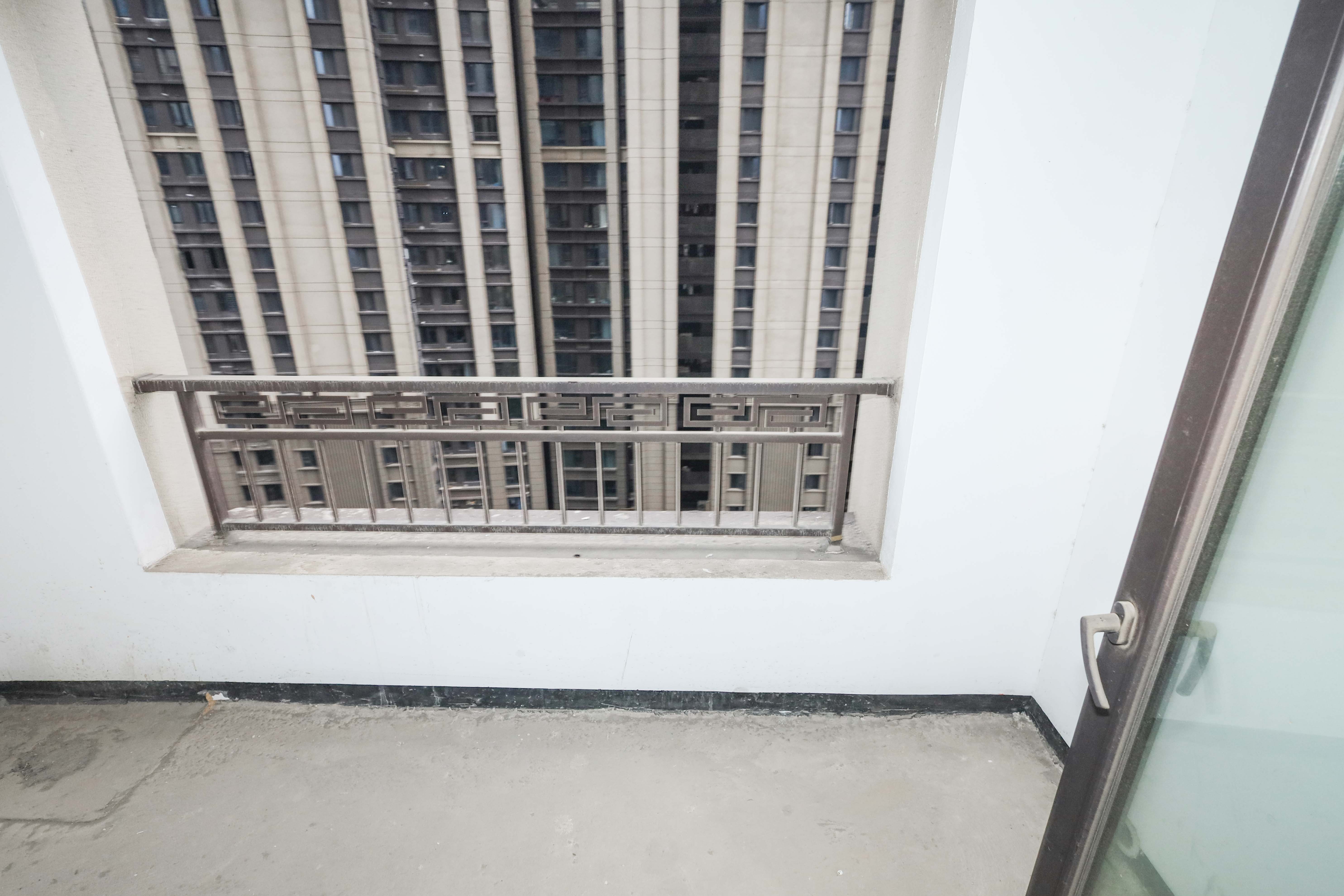 建发央著  4室2厅2卫   200.00万阳台