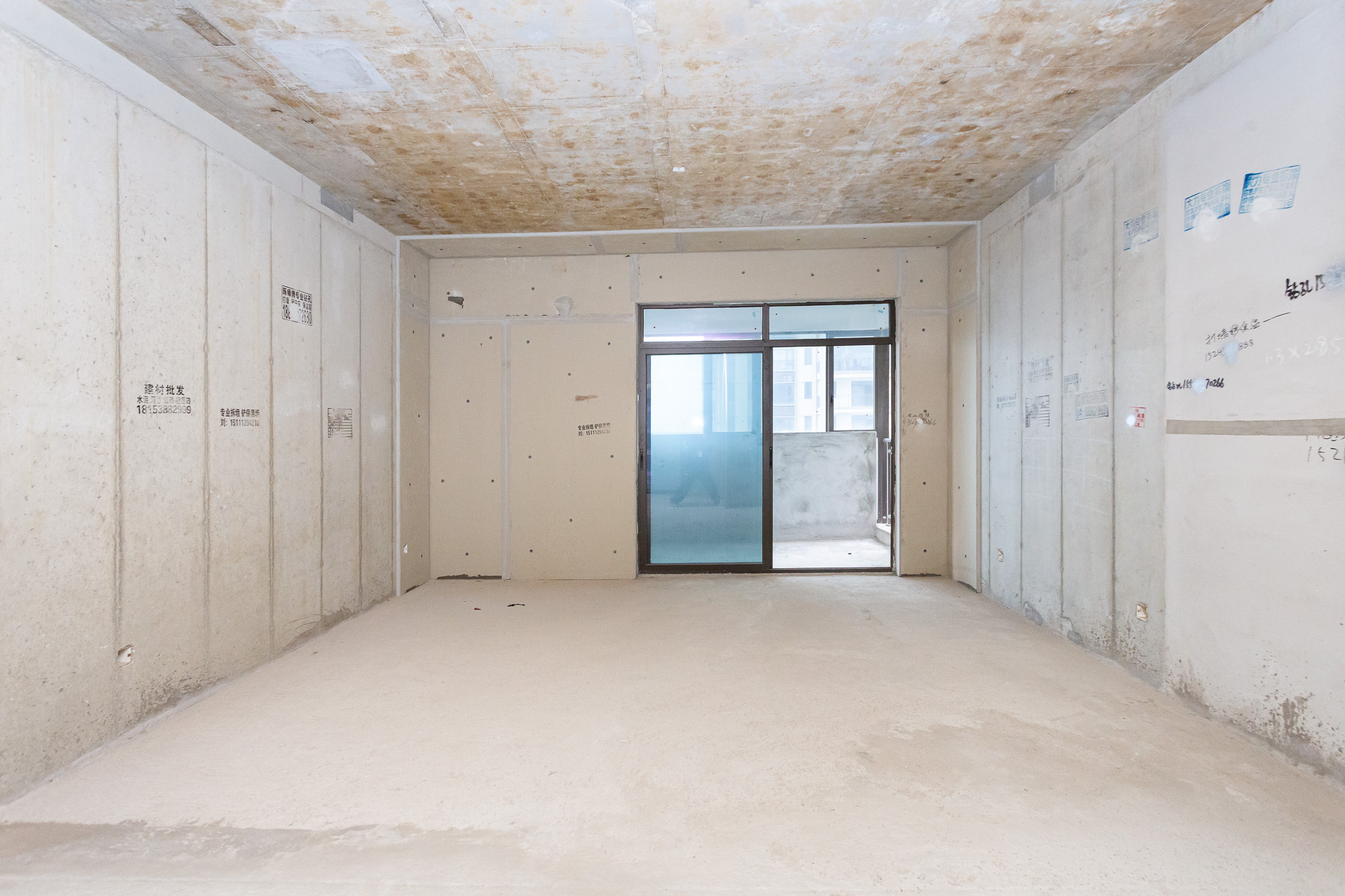 润和湘江天地E区 4室2厅2卫 235.0万 润和湘江天地E区 4室2厅2卫 235.0万客厅