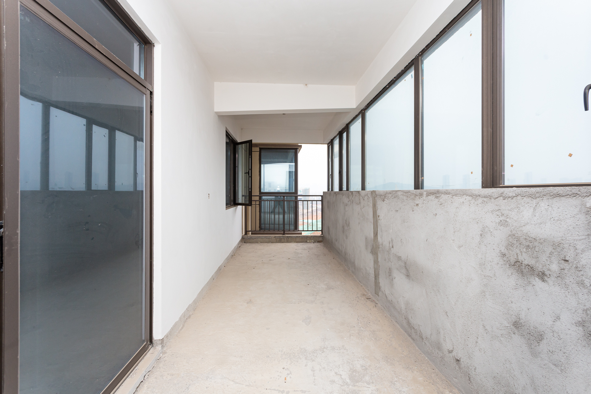 润和湘江天地E区 4室2厅2卫 235.0万 润和湘江天地E区 4室2厅2卫 235.0万阳台