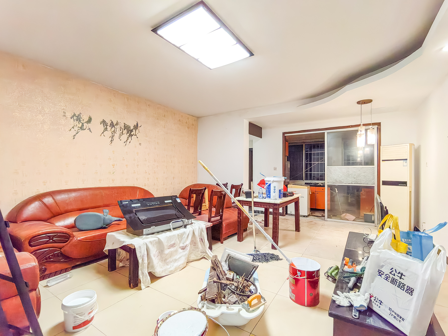 湘绣城 2室2厅1卫 35.0万 湘绣城 2室2厅1卫 35.0万客厅