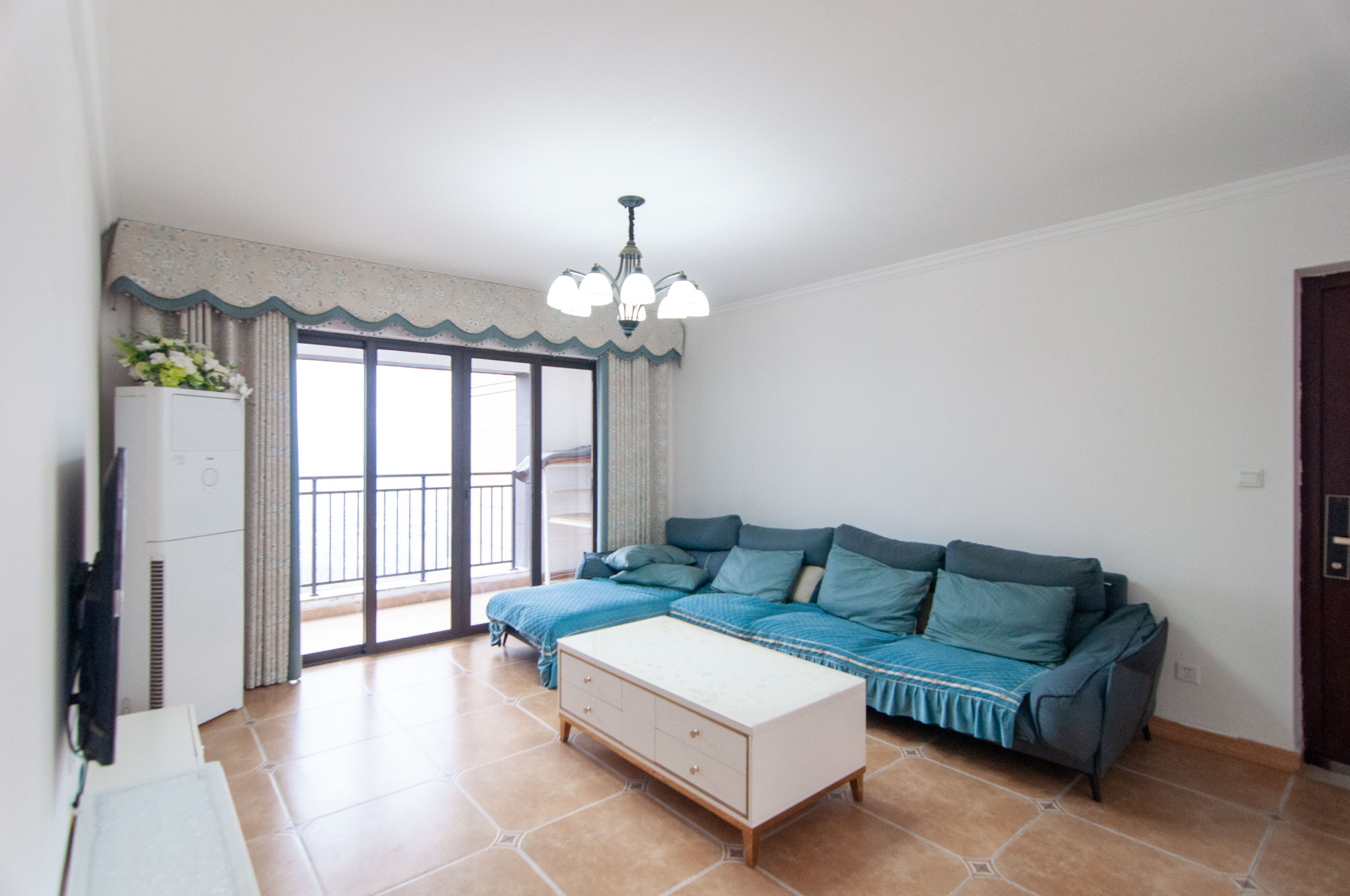 卓越浅水湾  4室2厅2卫    180.0万客厅