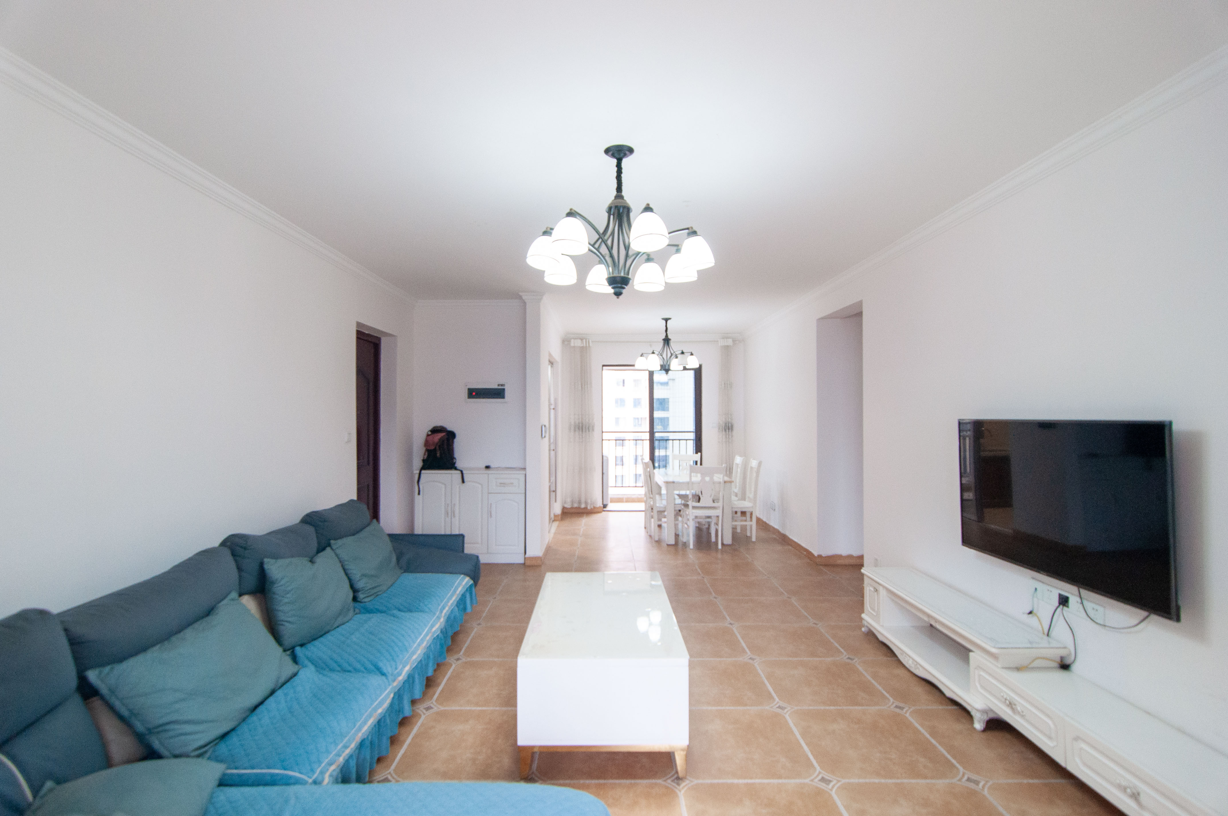 卓越浅水湾  4室2厅2卫    180.0万客厅