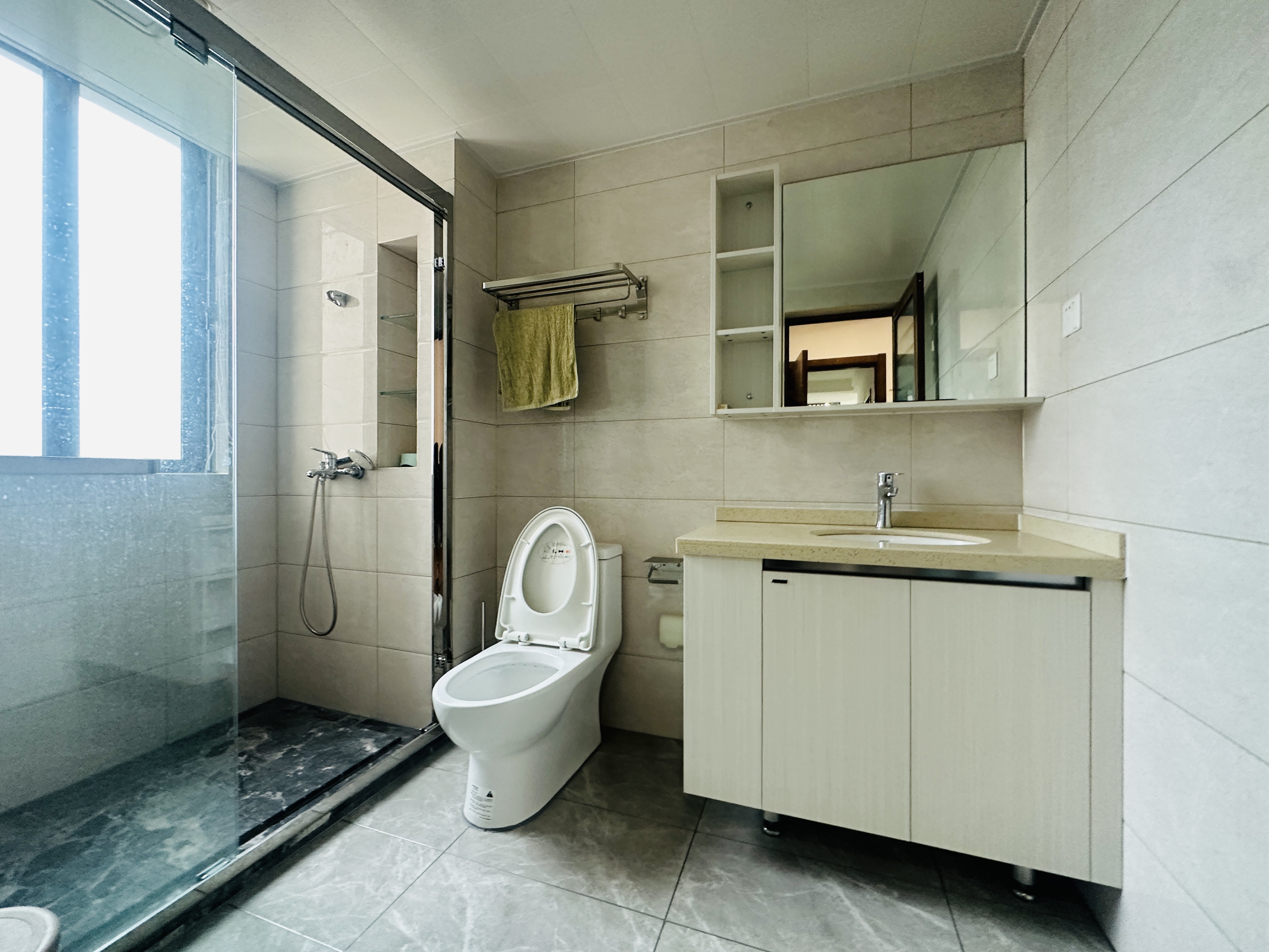 昌茂春天里 5室2厅2卫 260.0万 昌茂春天里 5室2厅2卫 260.0万卫生间