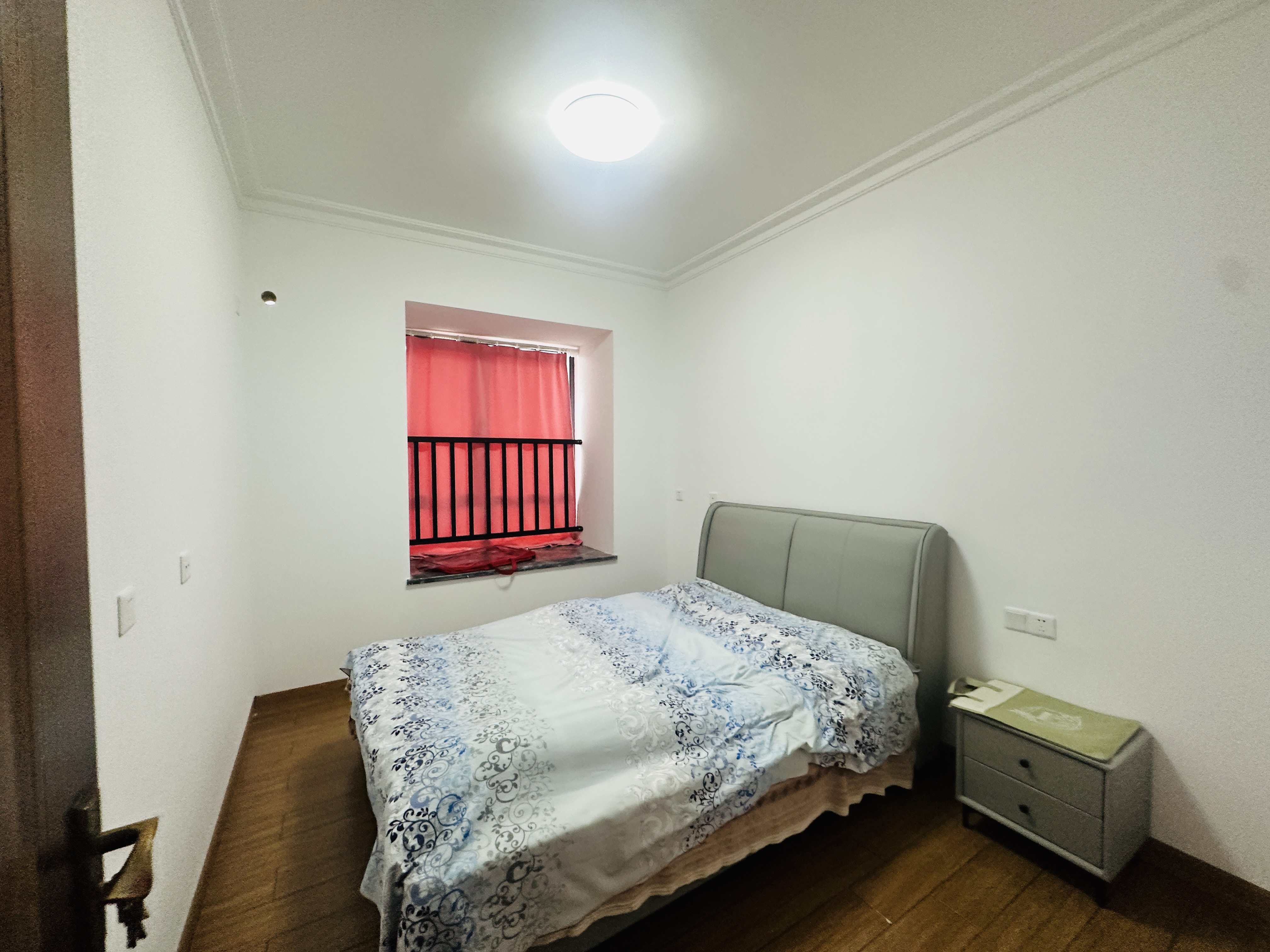 昌茂春天里 5室2厅2卫 260.0万 昌茂春天里 5室2厅2卫 260.0万卧室