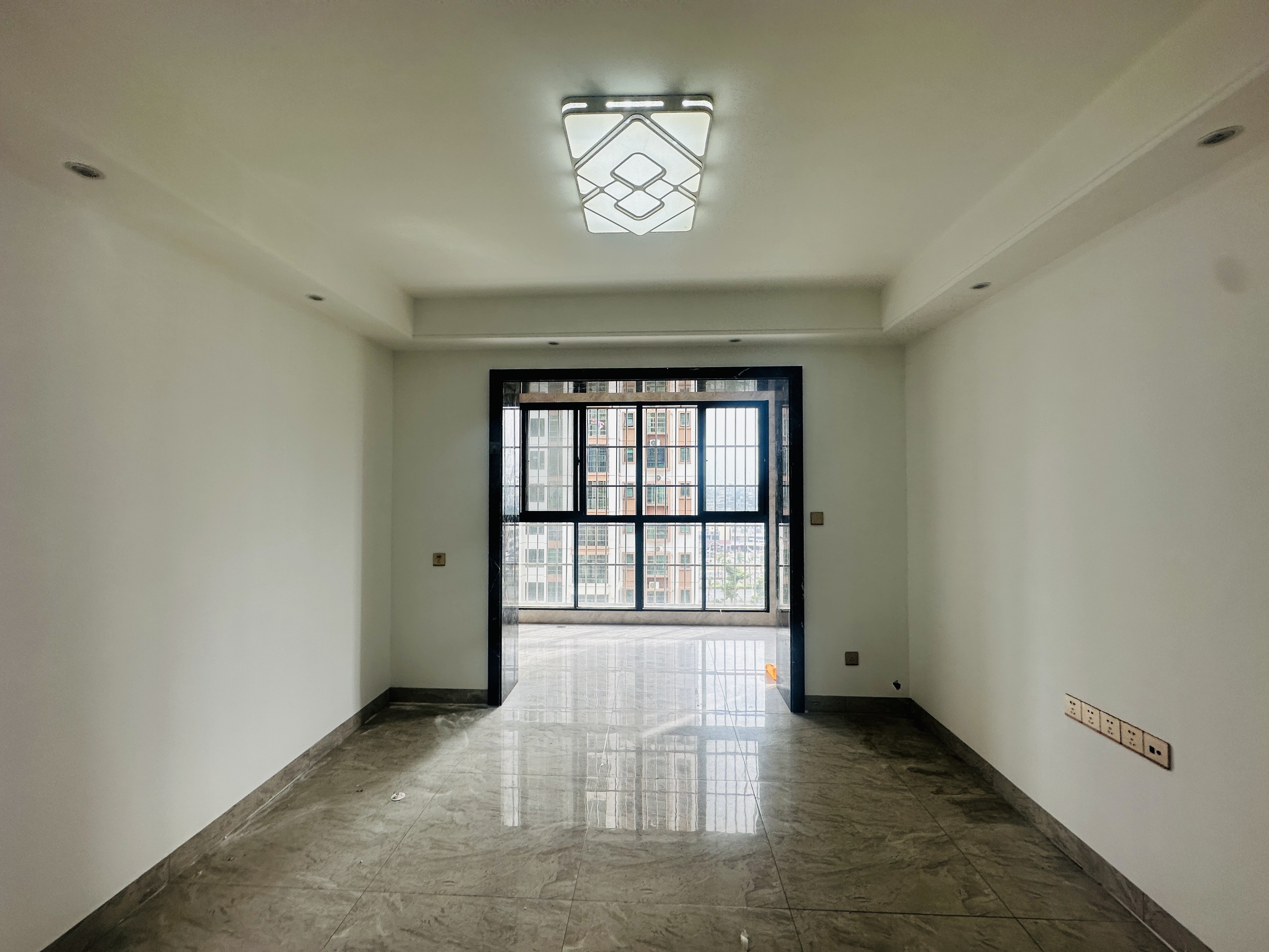 棕榈园(椰海新城3期) 2室2厅1卫 129.0万 棕榈园(椰海新城3期) 2室2厅1卫 129.0万阳台