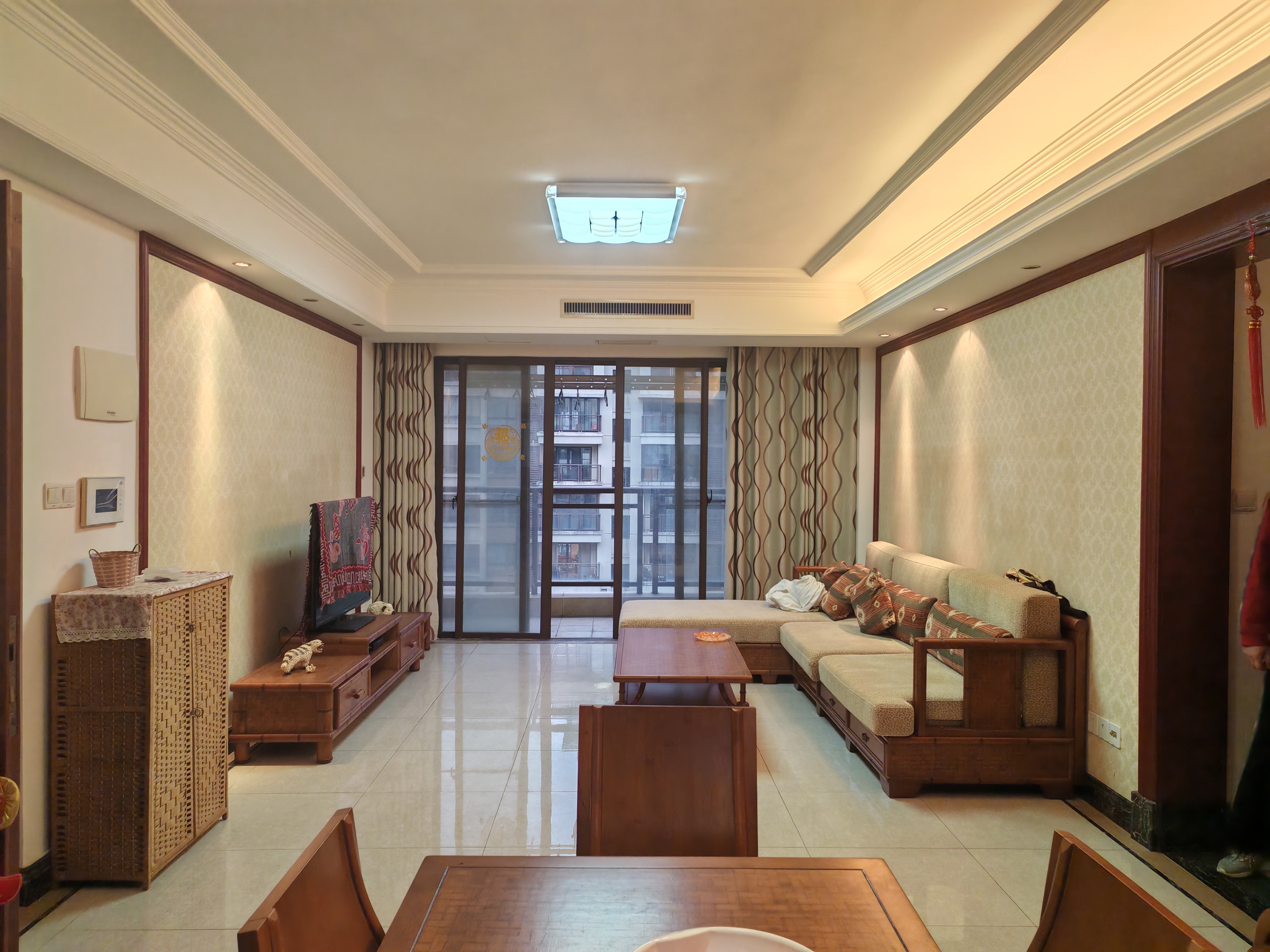 紫园B区 3室2厅2卫 340.0万 紫园B区 3室2厅2卫 340.0万客厅