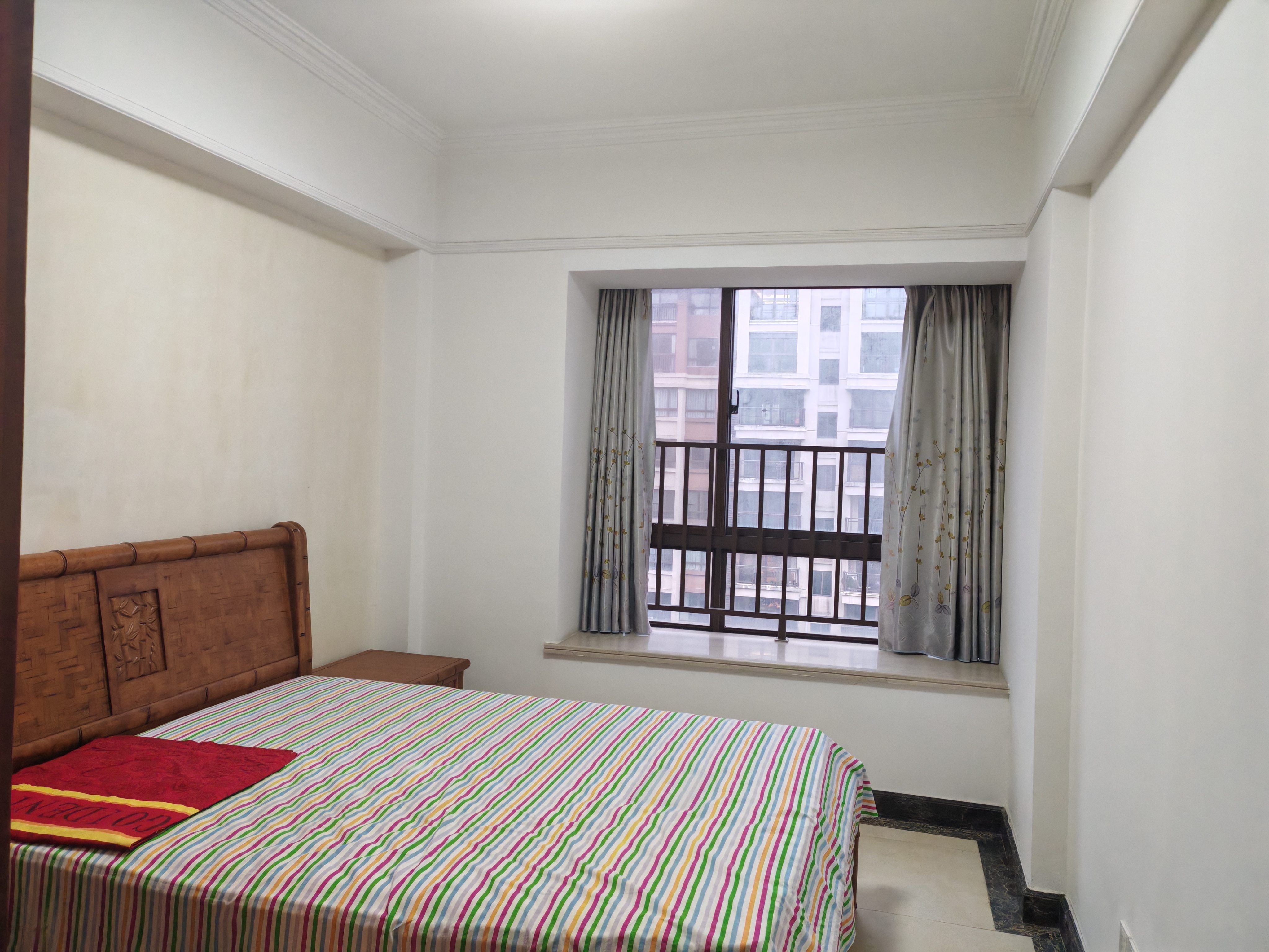 紫园B区 3室2厅2卫 340.0万 紫园B区 3室2厅2卫 340.0万客厅