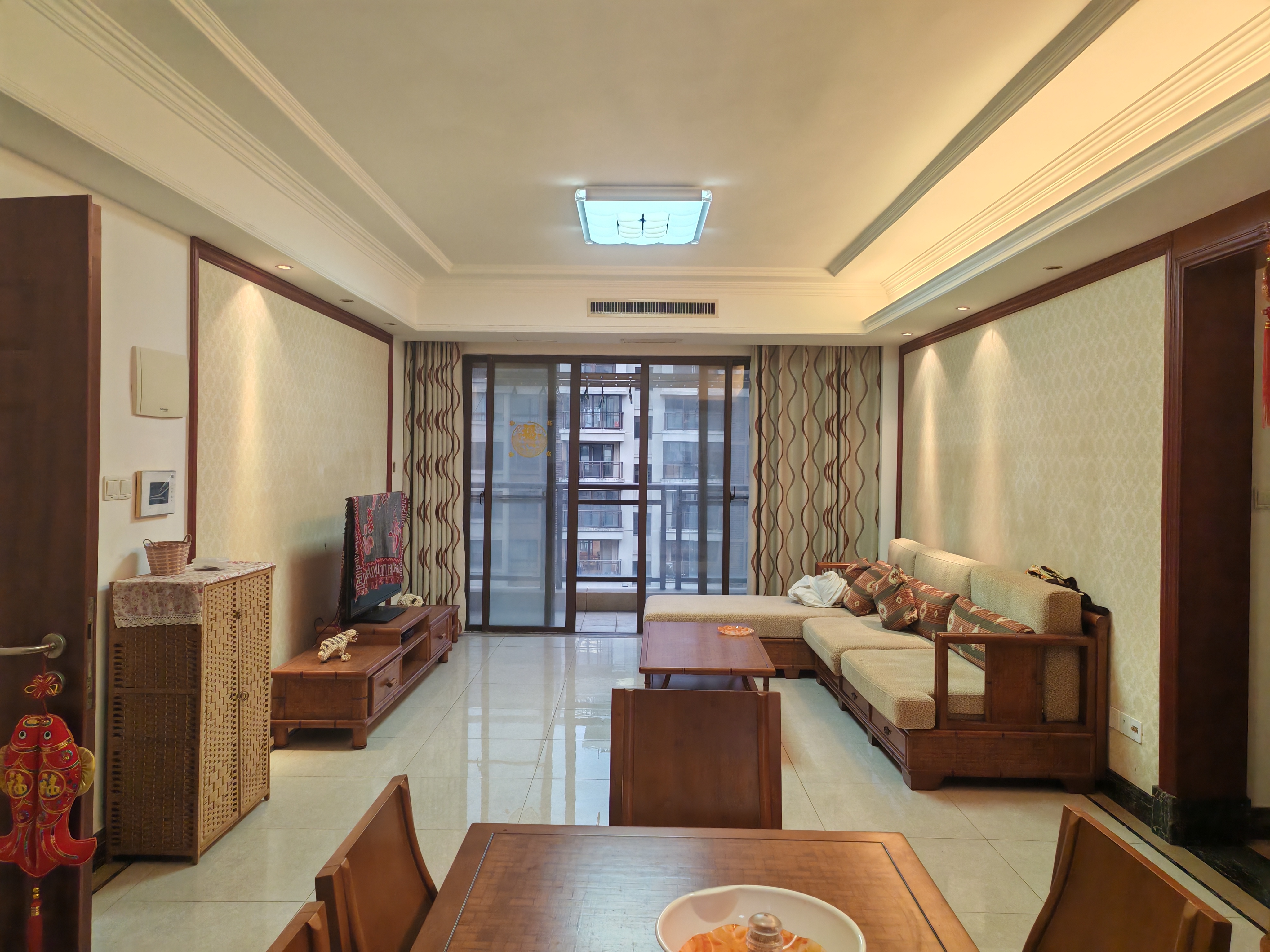 紫园B区 3室2厅2卫 340.0万 紫园B区 3室2厅2卫 340.0万客厅