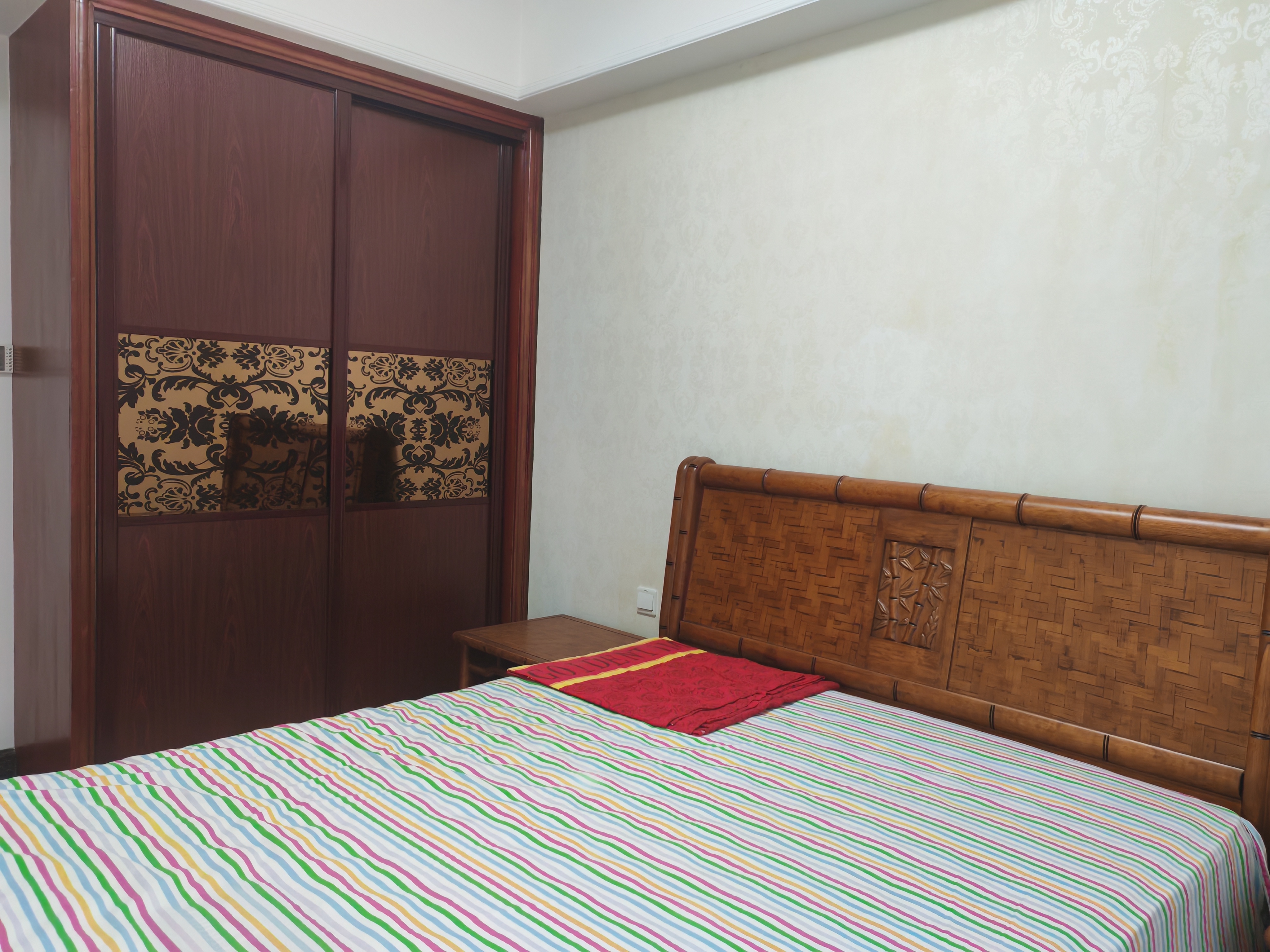 紫园B区 3室2厅2卫 340.0万 紫园B区 3室2厅2卫 340.0万客厅