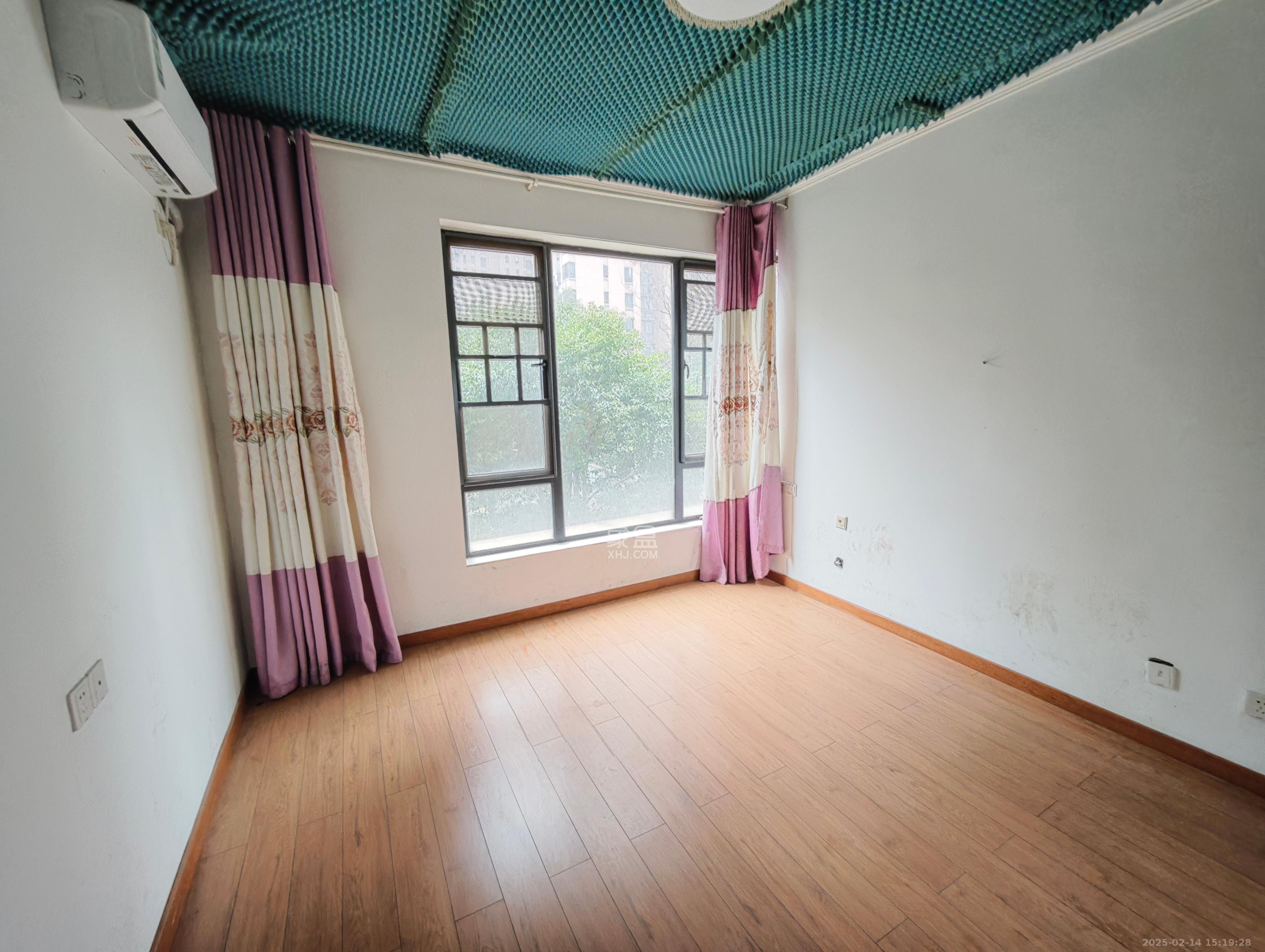 三一街区  4室2厅2卫   2000.00元/月室内图