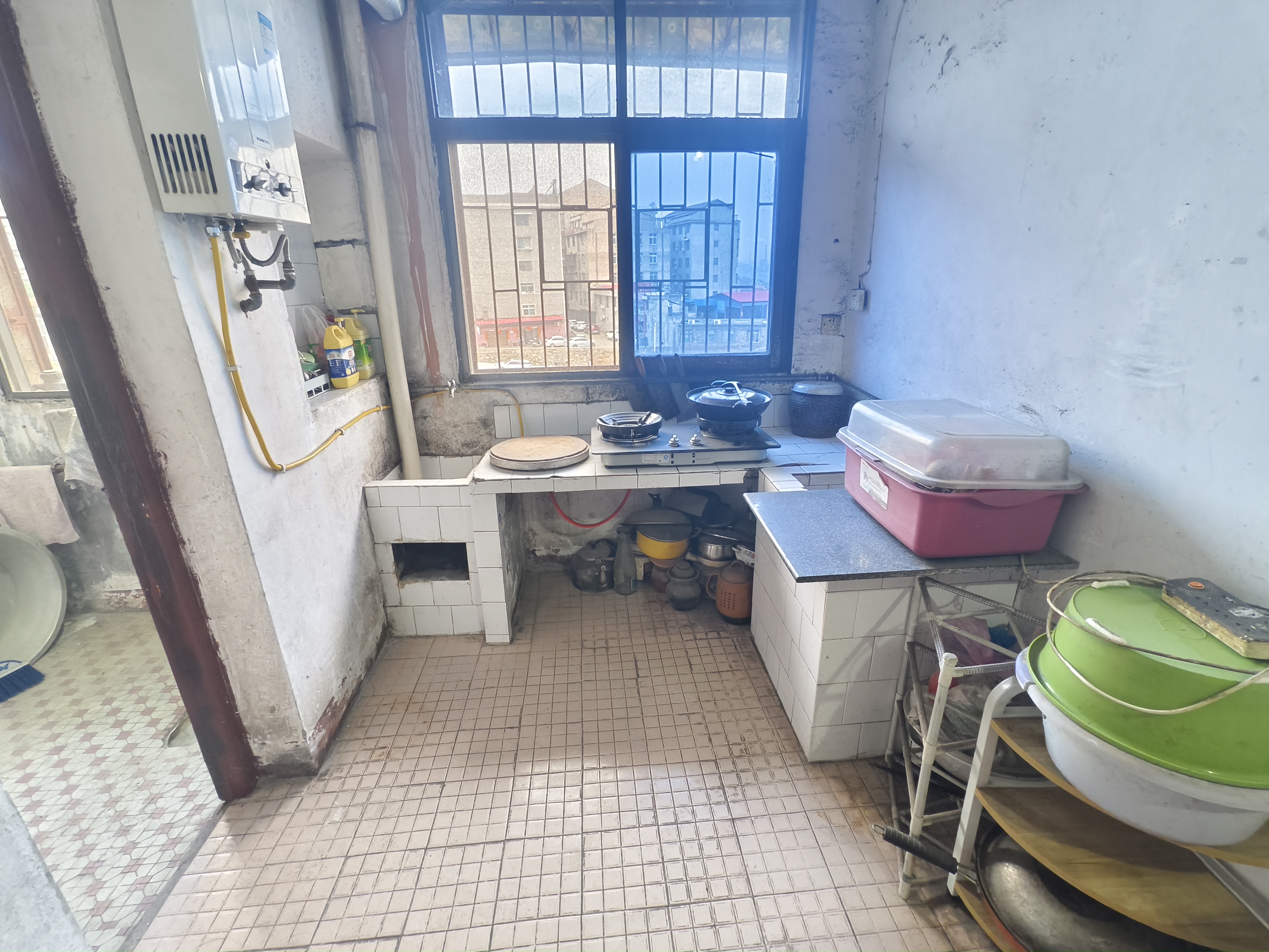 万富街  3室2厅1卫    18.8万客厅