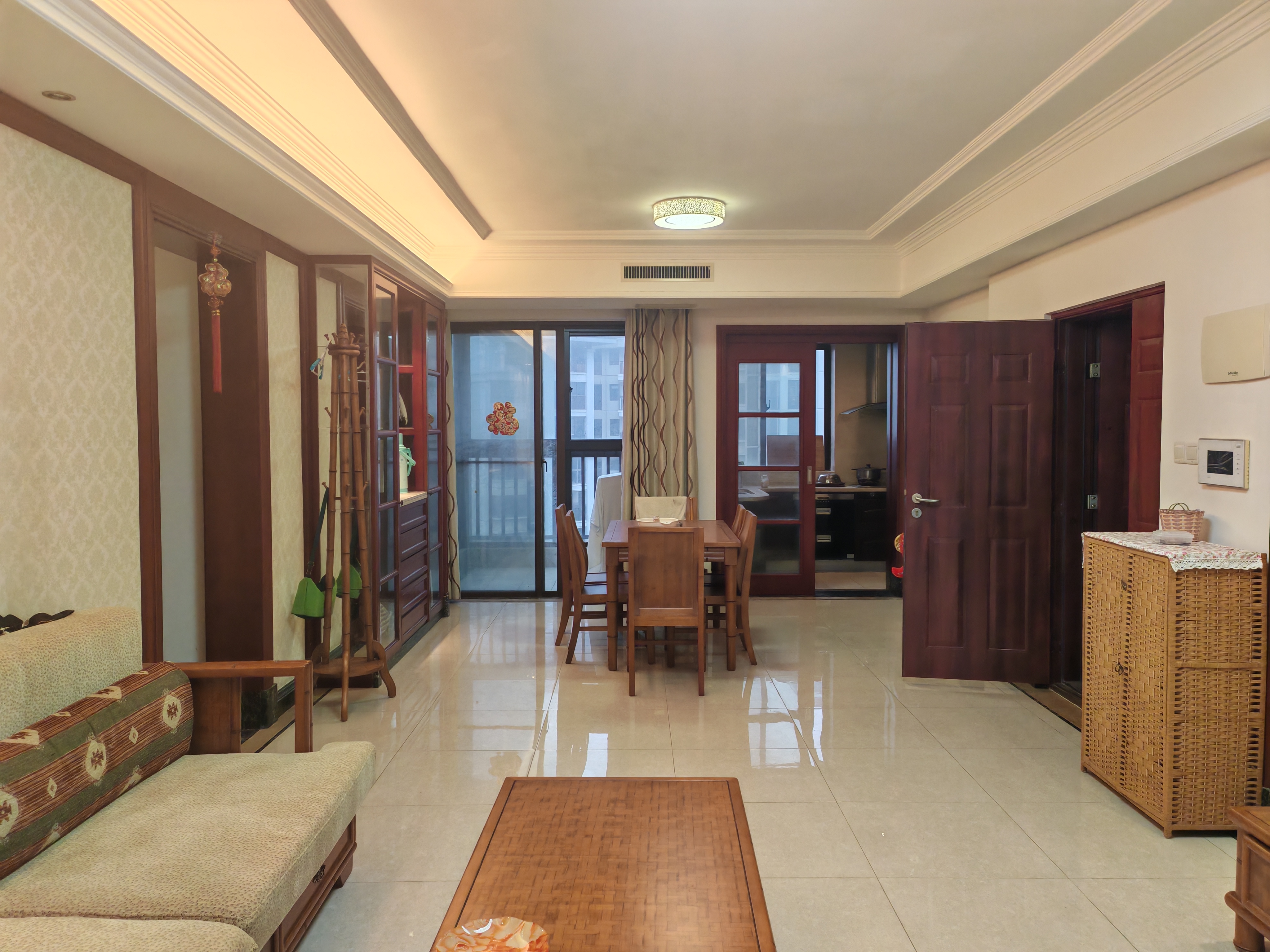 紫园B区 3室2厅2卫 340.0万 紫园B区 3室2厅2卫 340.0万客厅