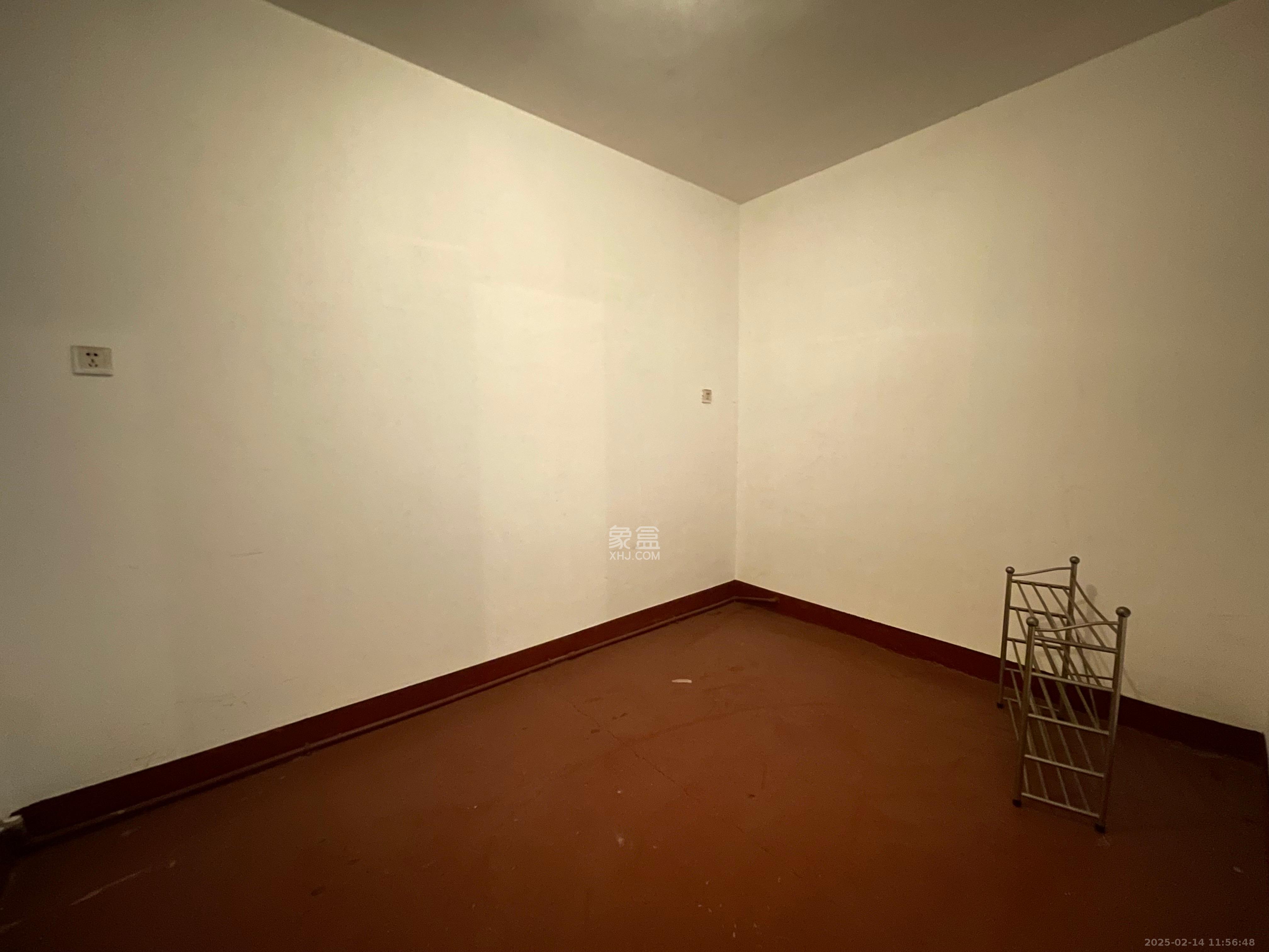 高桥百货皮具城  3室2厅1卫    1400.0元/月 高桥百货皮具城  3室2厅1卫    1400.0元/月室内图1