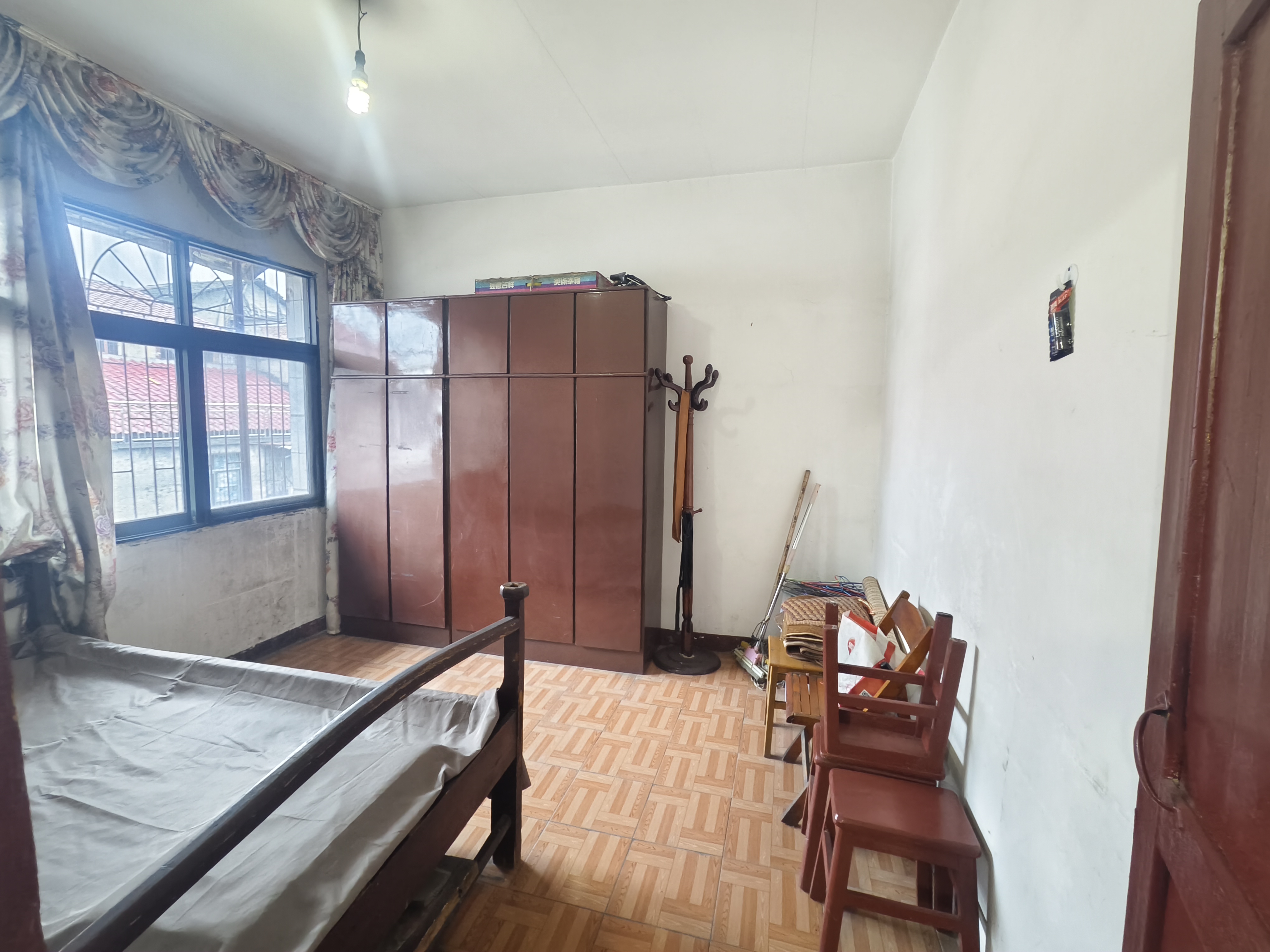 万富街  3室2厅1卫    18.8万客厅