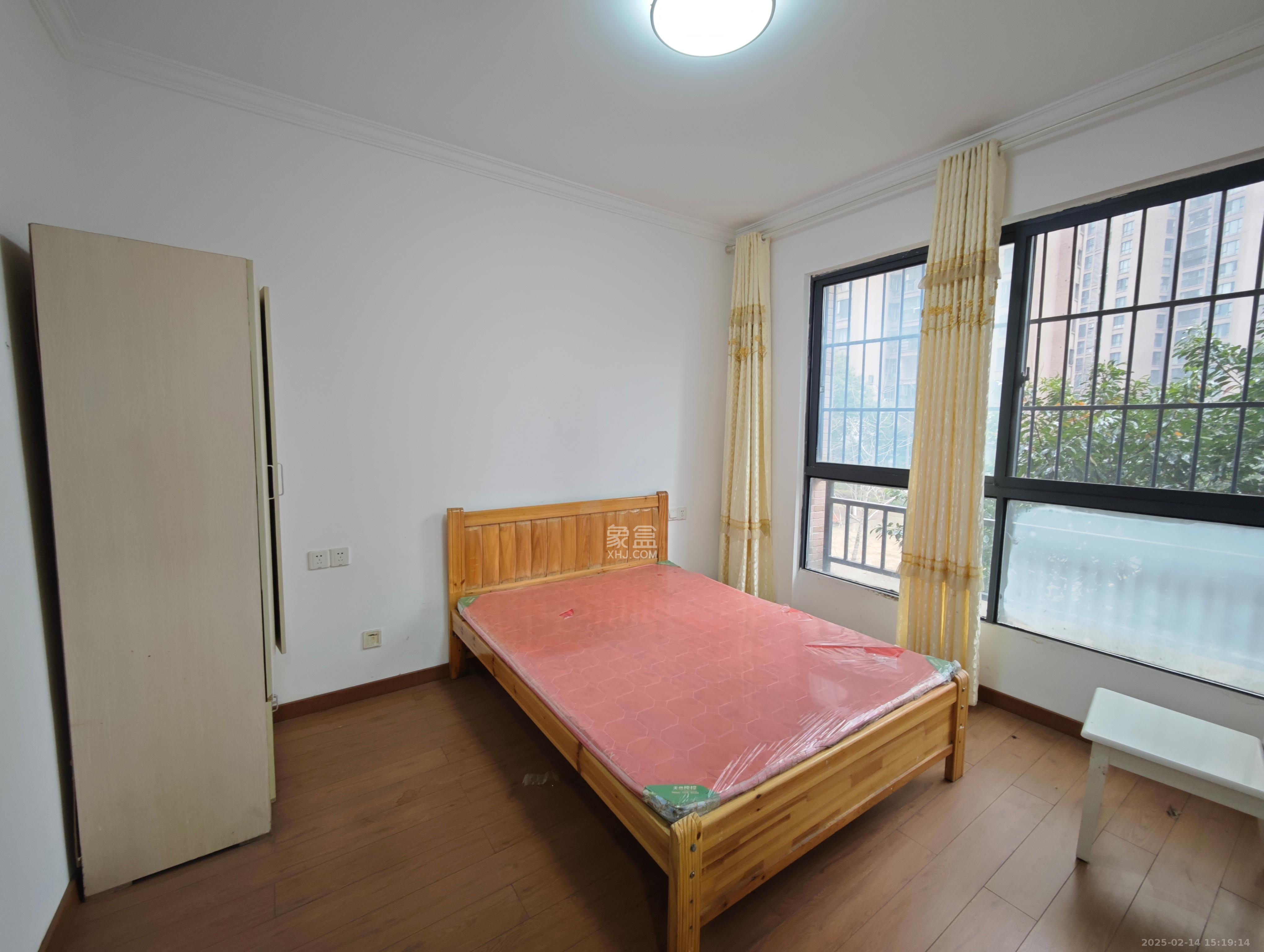 三一街区  4室2厅2卫   2000.00元/月室内图