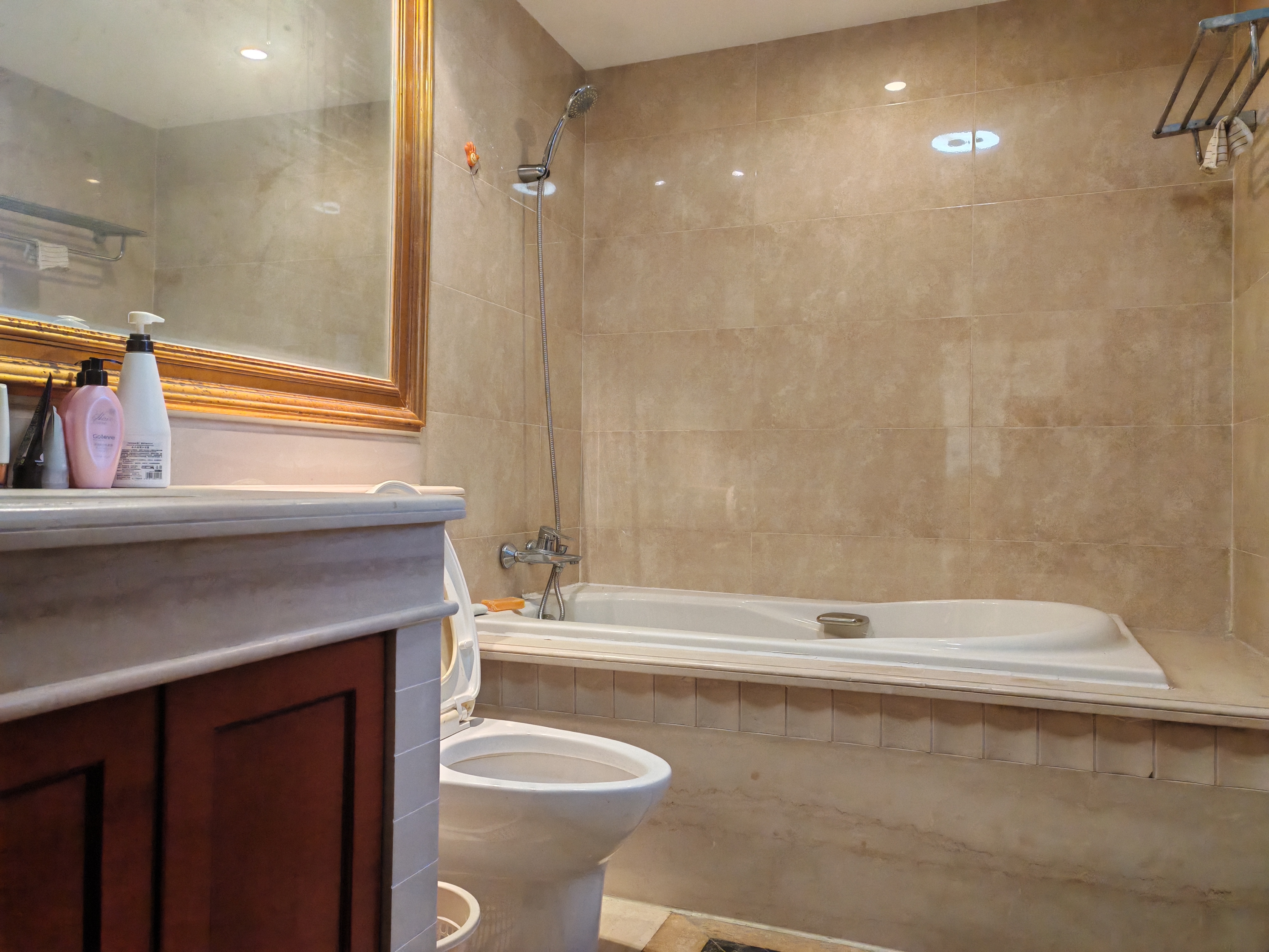 紫园B区 3室2厅2卫 340.0万 紫园B区 3室2厅2卫 340.0万客厅