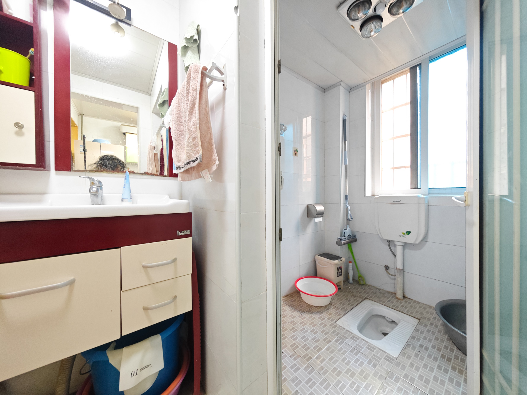 鄱阳小区  3室2厅1卫    56.8万卫生间