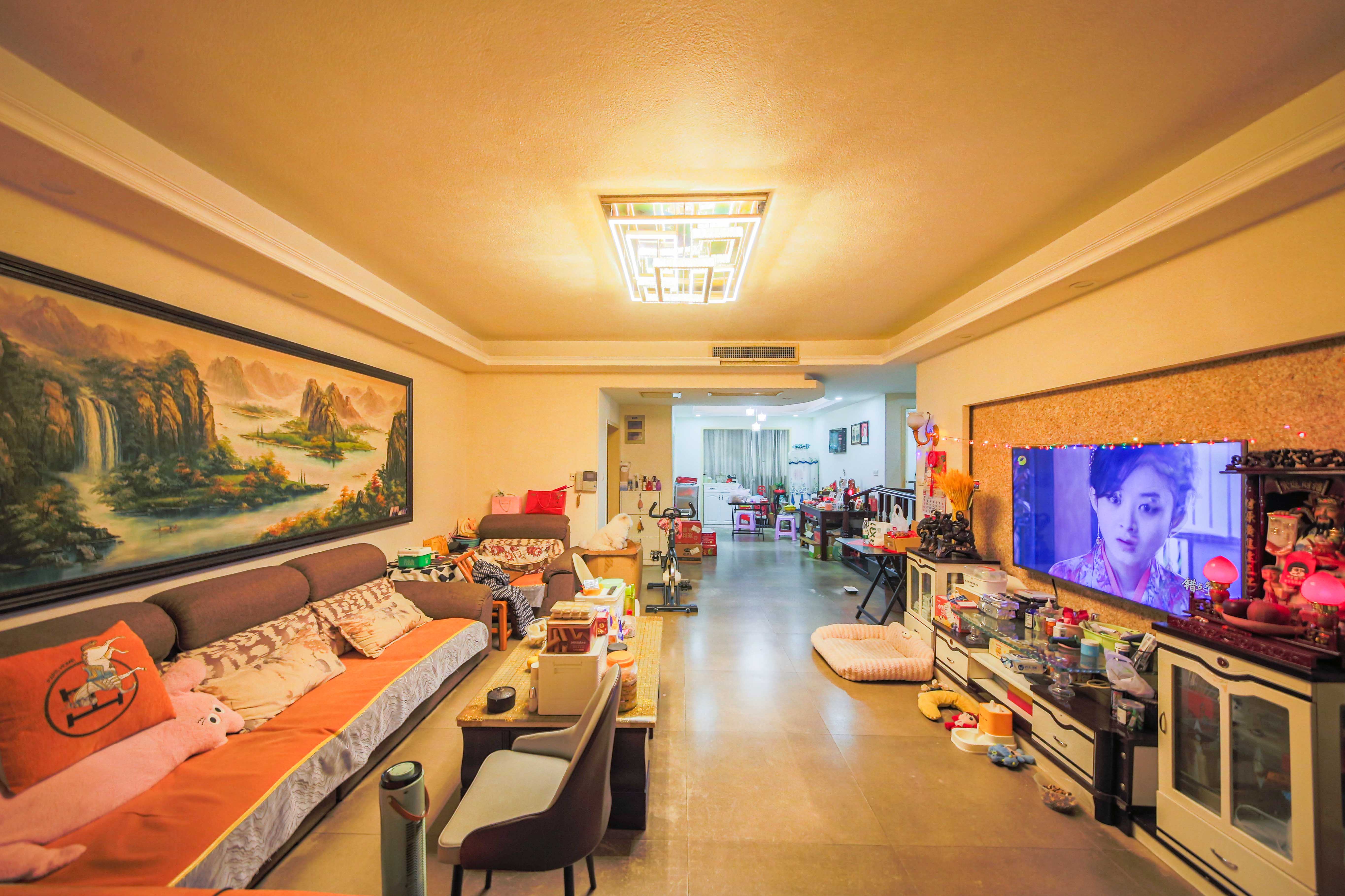 佳馨园  4室2厅2卫    238.0万 佳馨园  4室2厅2卫    238.0万客厅