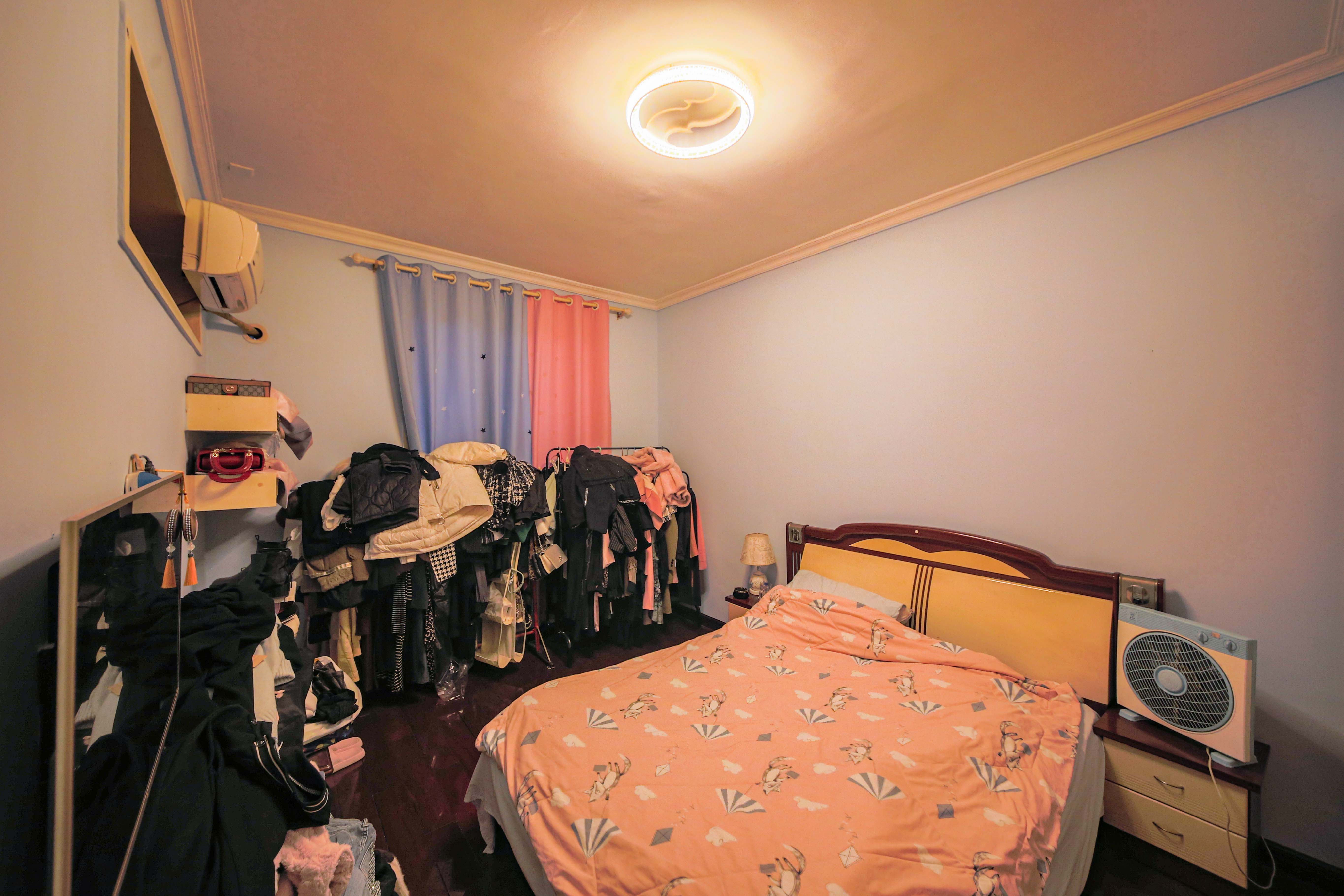 佳馨园  4室2厅2卫    238.0万 佳馨园  4室2厅2卫    238.0万卧室