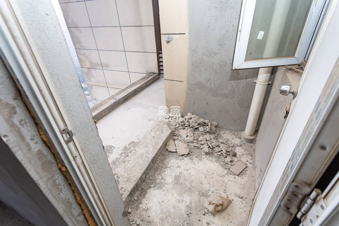 嘉宇银杉(嘉宇西苑) 4室2厅2卫 92.8万 嘉宇银杉(嘉宇西苑) 4室2厅2卫 92.8万阳台