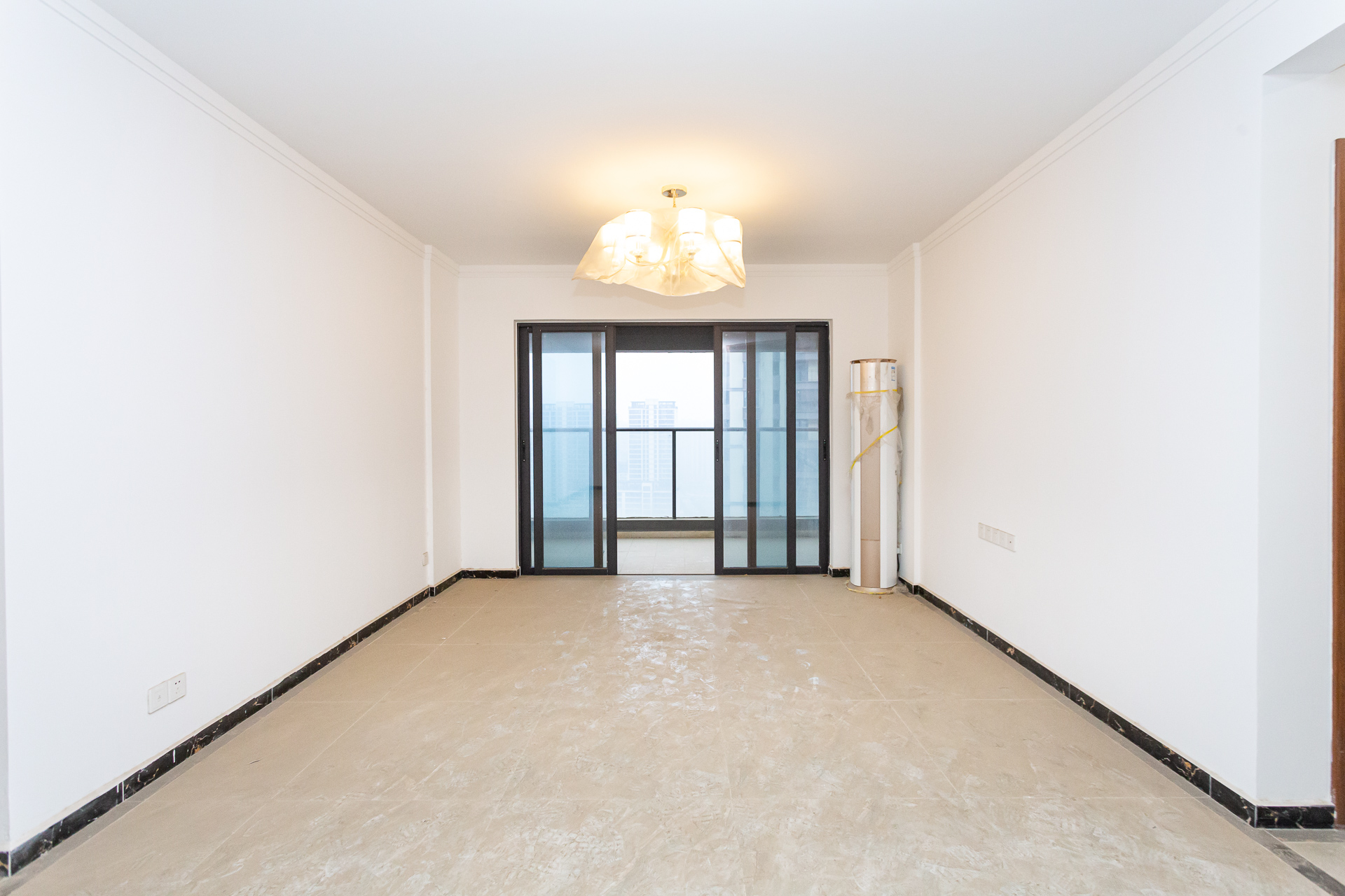 万润滨江天著  4室2厅2卫    145.0万 万润滨江天著  4室2厅2卫    145.0万客厅