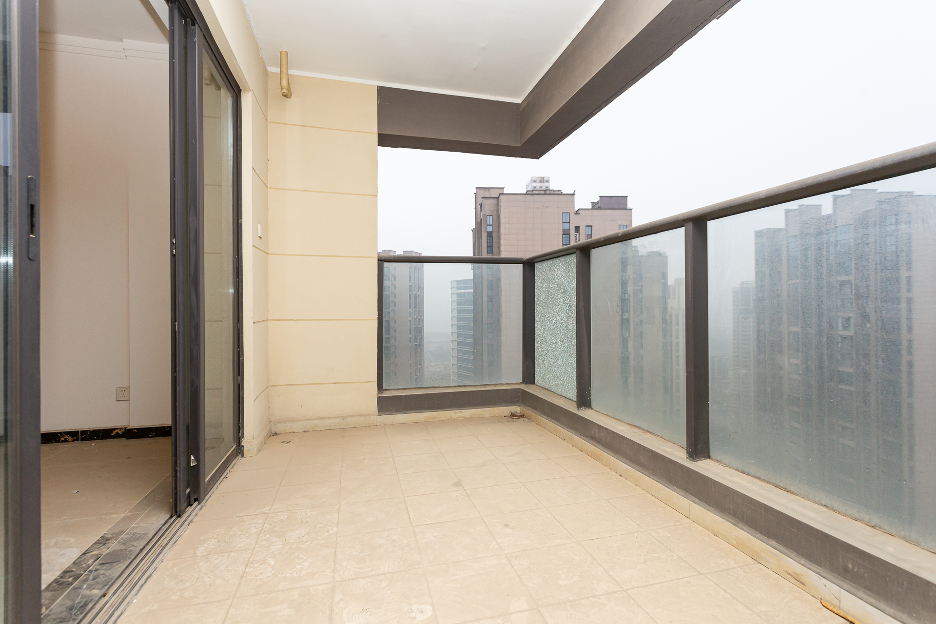 万润滨江天著  4室2厅2卫    145.0万 万润滨江天著  4室2厅2卫    145.0万阳台