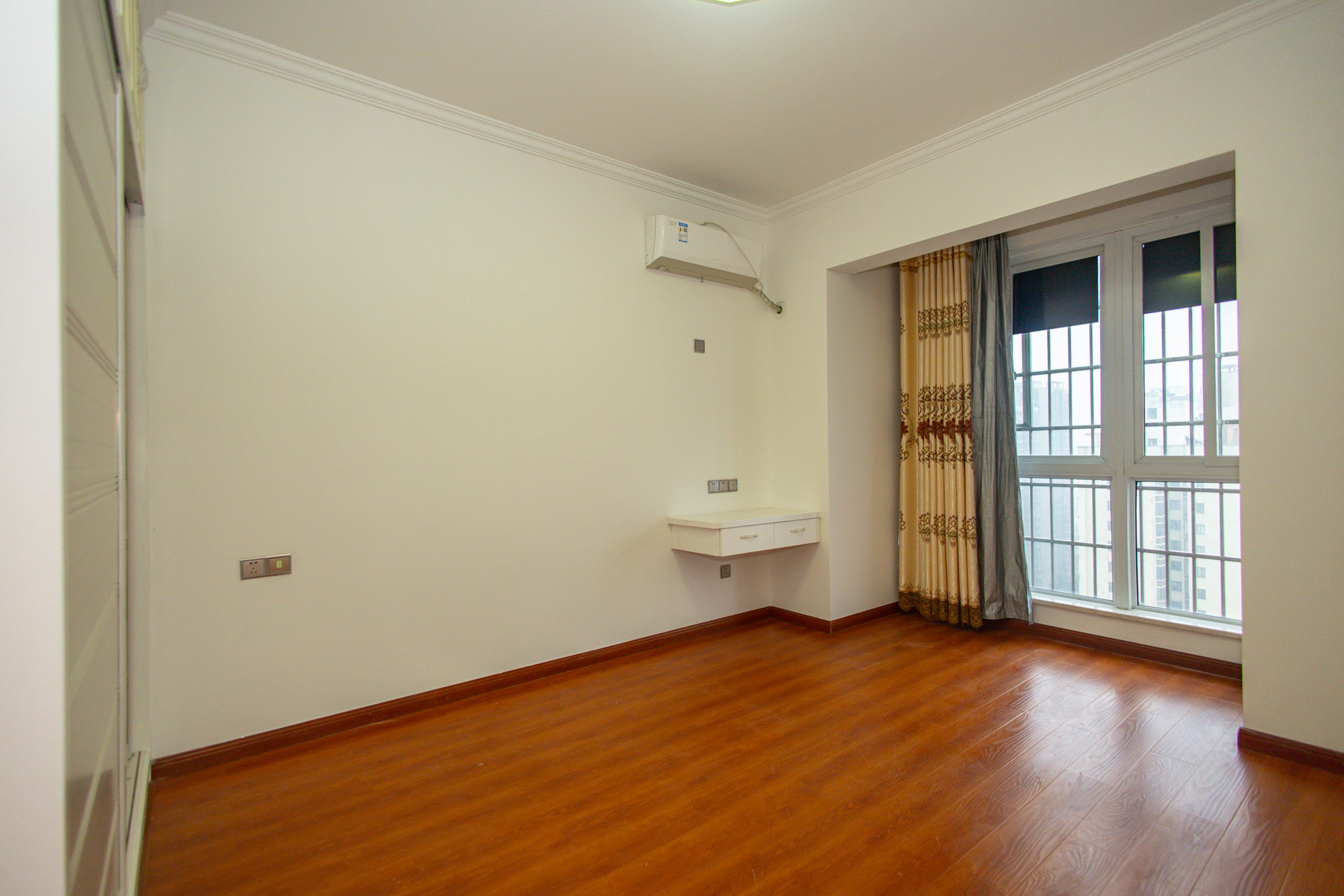 楚天世纪城西苑  3室2厅2卫    67.5万 楚天世纪城西苑  3室2厅2卫    67.5万卧室