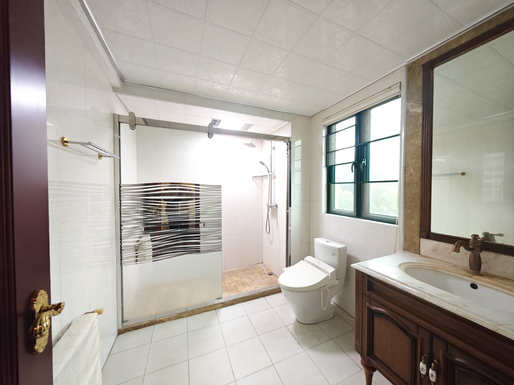 恒大城 5室2厅2卫 132.0万 恒大城 5室2厅2卫 132.0万卫生间