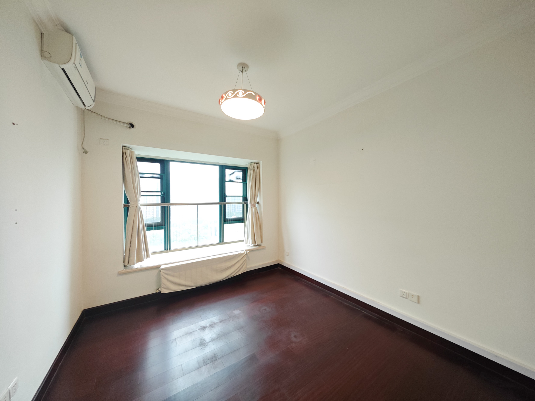 恒大城 5室2厅2卫 132.0万 恒大城 5室2厅2卫 132.0万卧室