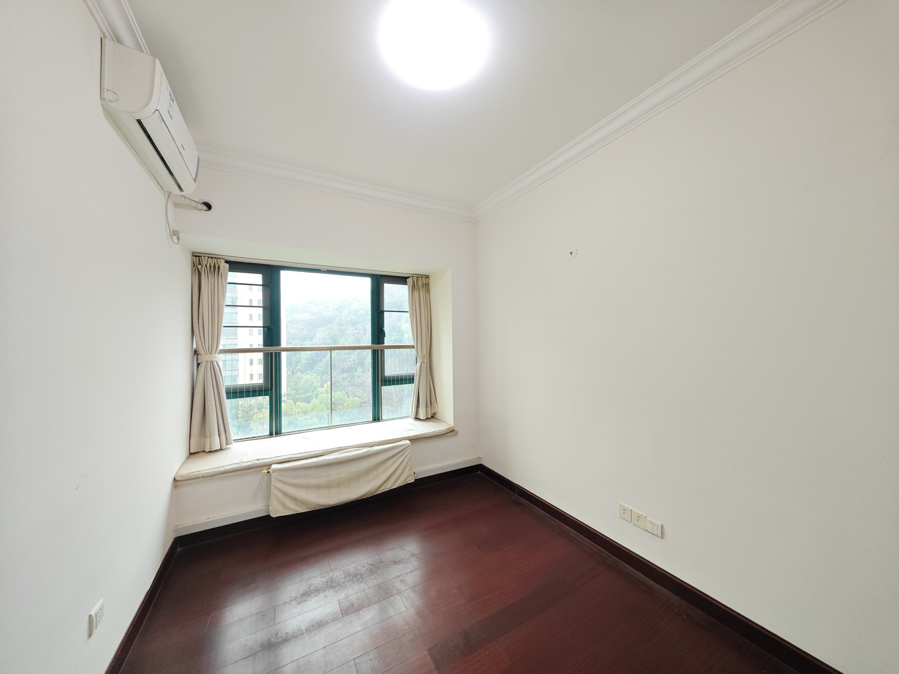 恒大城 5室2厅2卫 132.0万 恒大城 5室2厅2卫 132.0万卧室