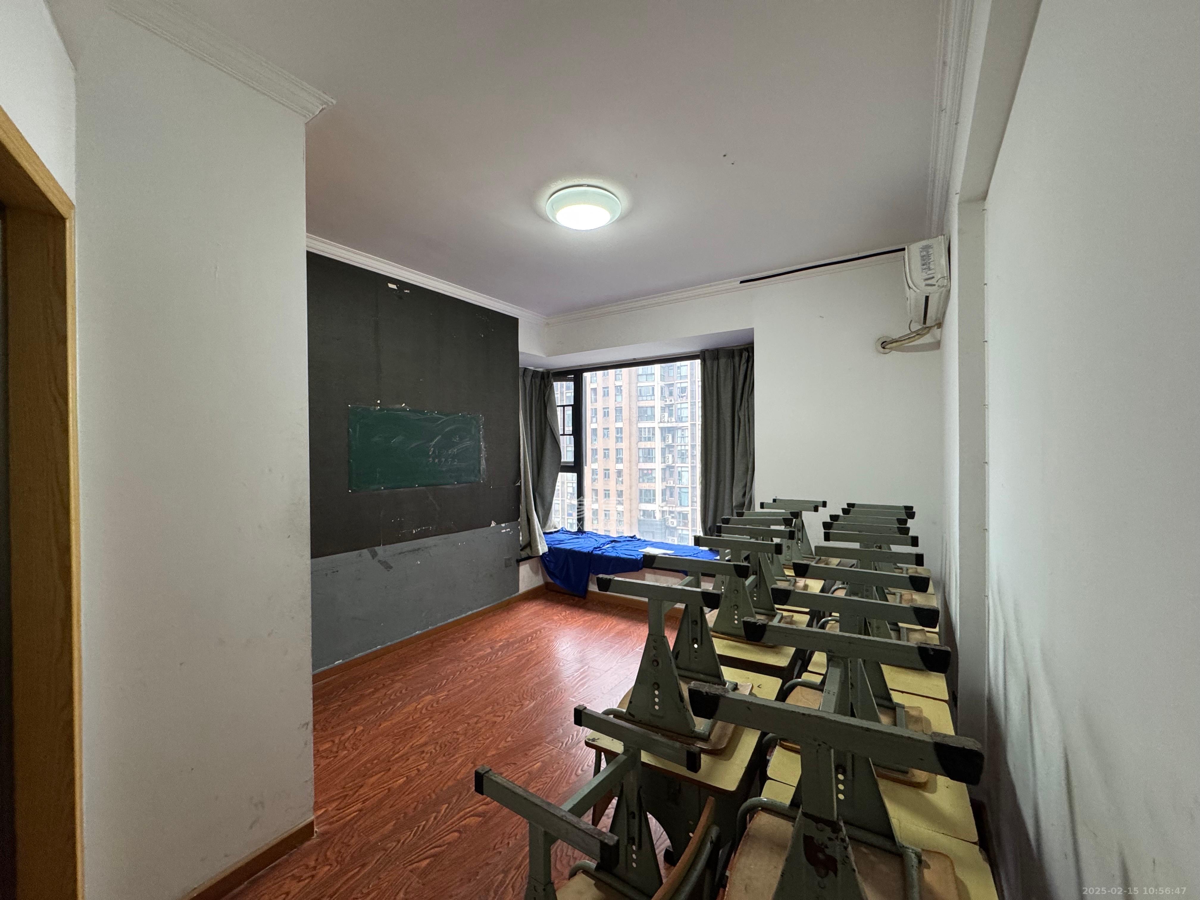 藏珑湖上国际花园 4室2厅2卫 3200.0元/月 藏珑湖上国际花园 4室2厅2卫 3200.0元/月室内图