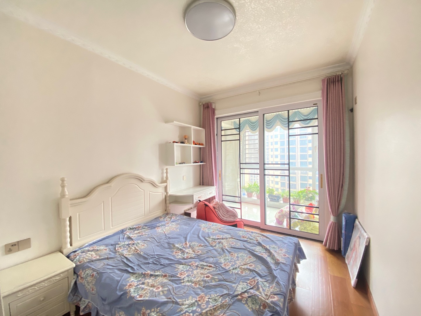 五洲锦城  4室2厅2卫    99.8万客厅