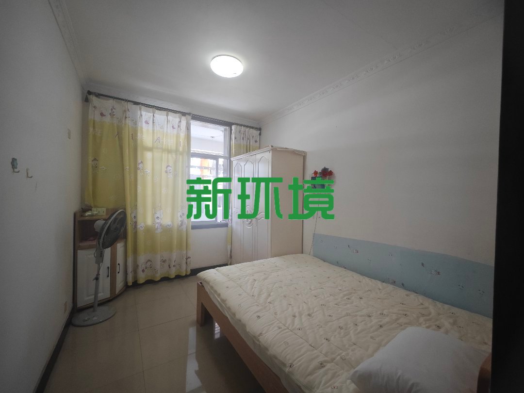 警苑小区  4室2厅2卫   71.80万客厅