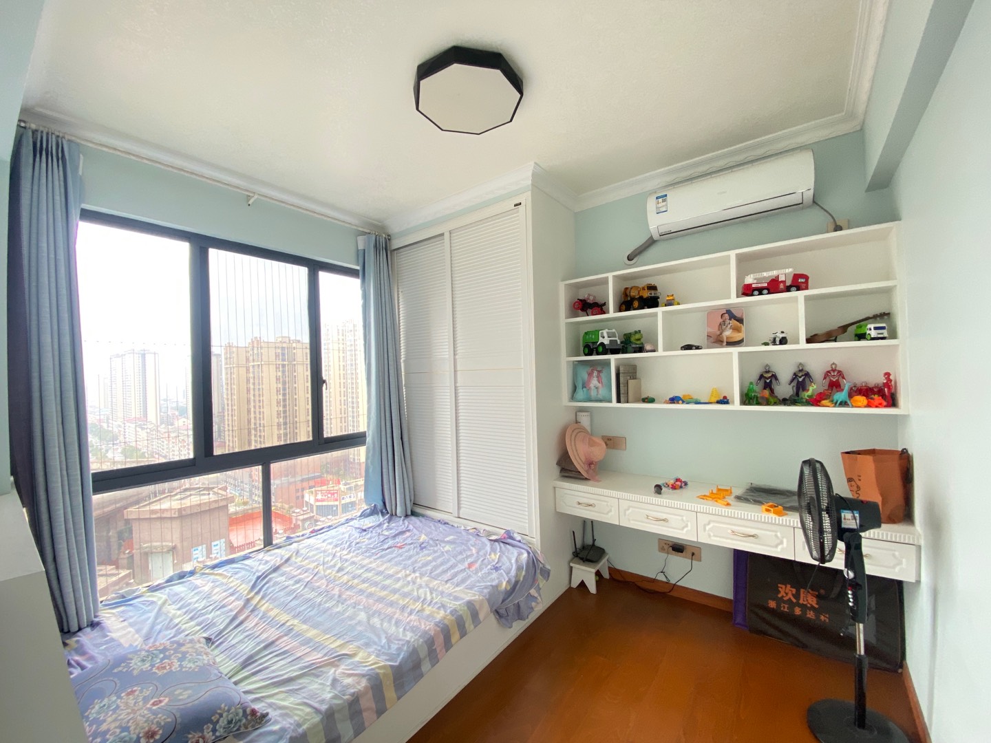 五洲锦城 4室2厅2卫 99.8万 五洲锦城 4室2厅2卫 99.8万客厅